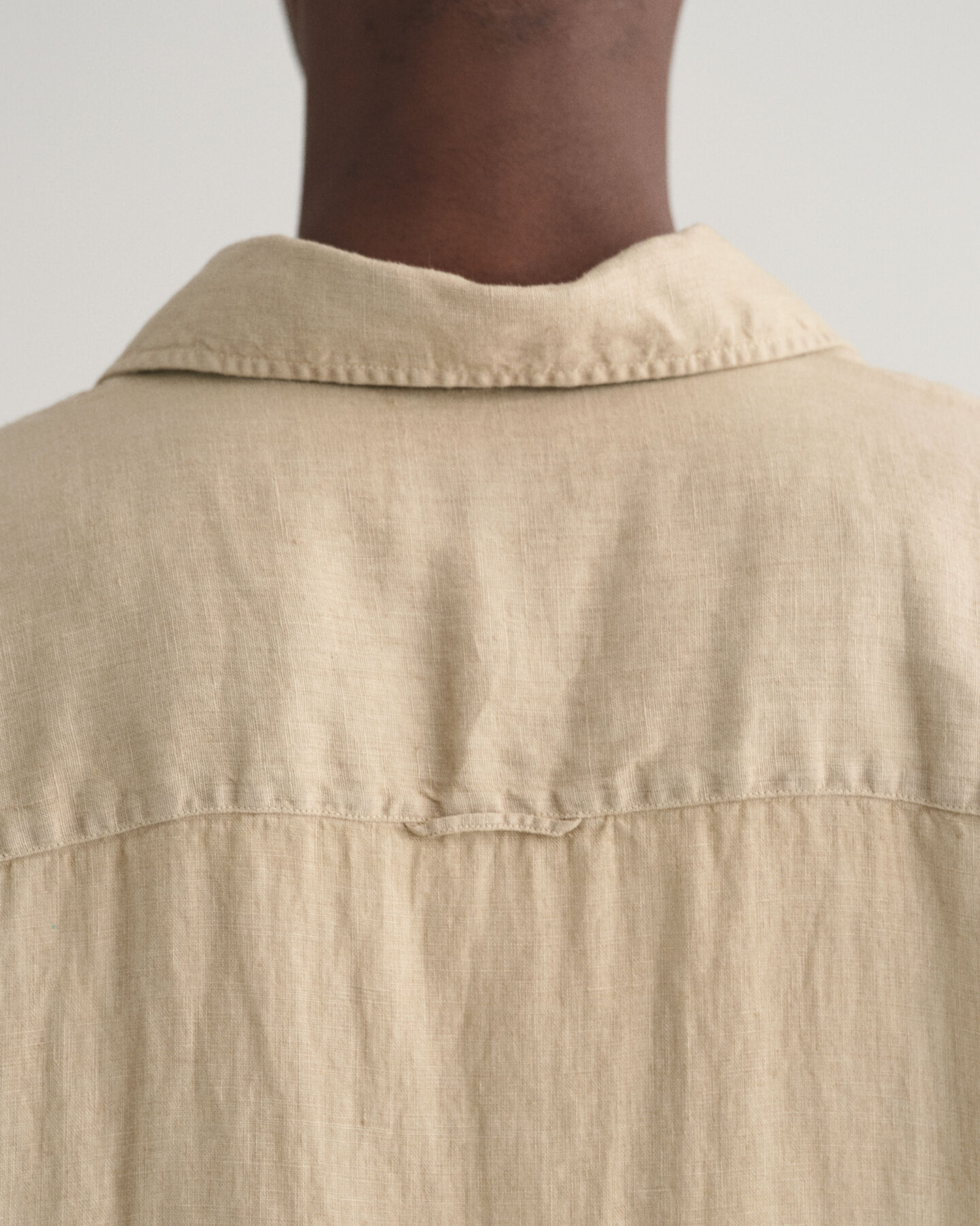 Chemise relaxed fit en lin teint en pi&egrave;ce &agrave; manches courtes