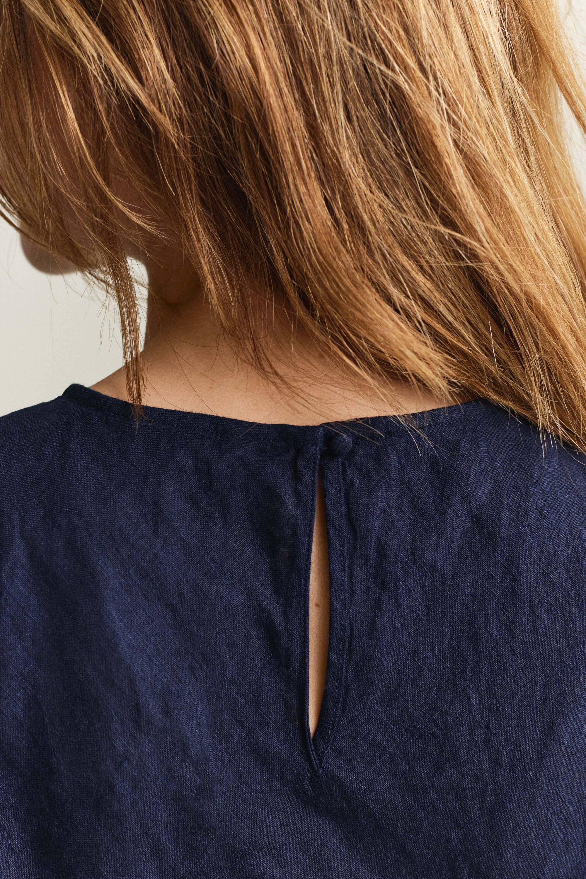 Schuin geknipte linnen midi-jurk