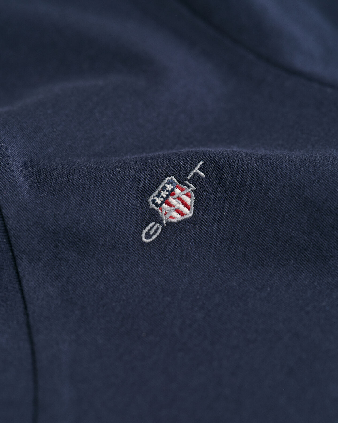 Shield T-shirt met V-hals