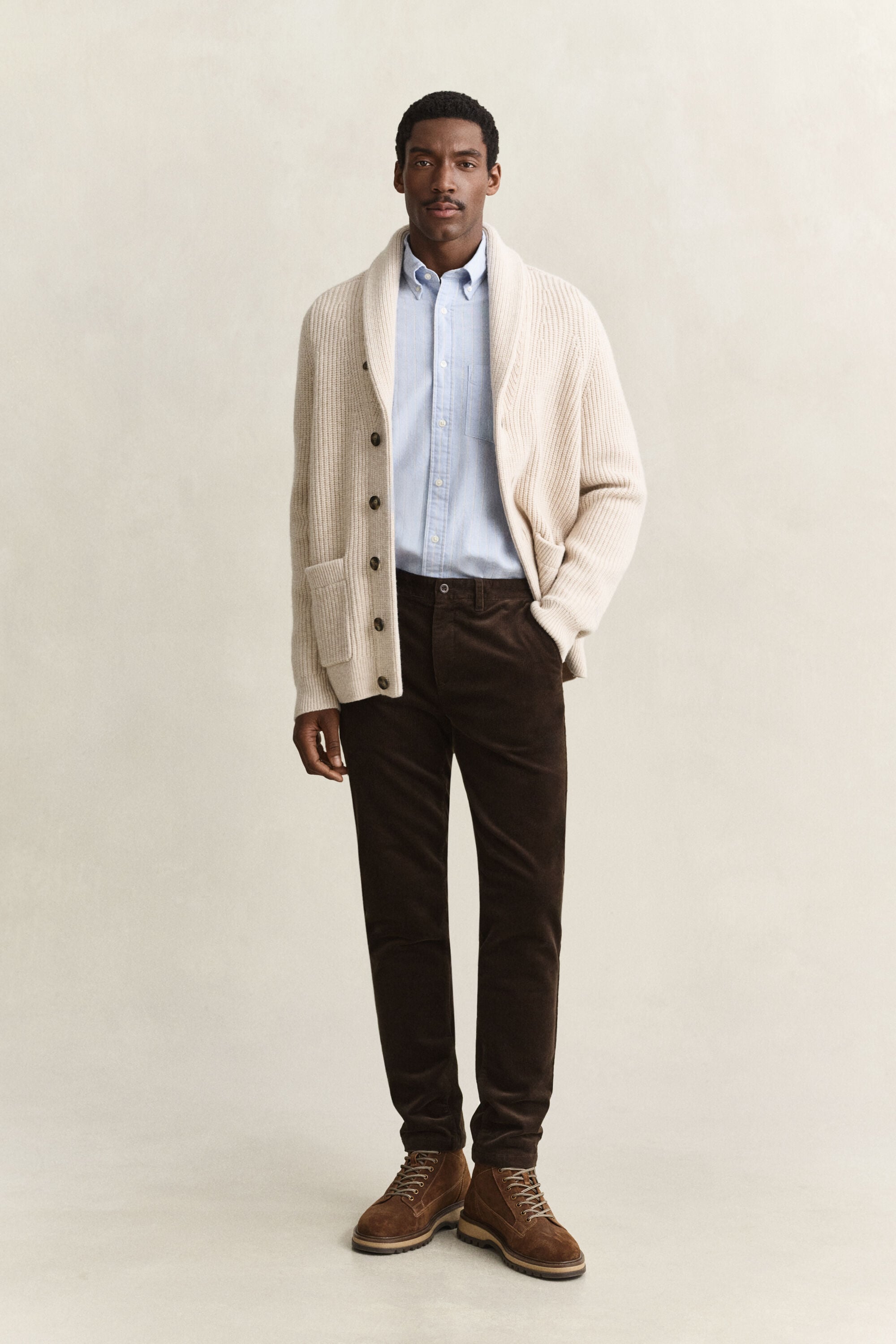 Pantalon chino slim en velours côtelé