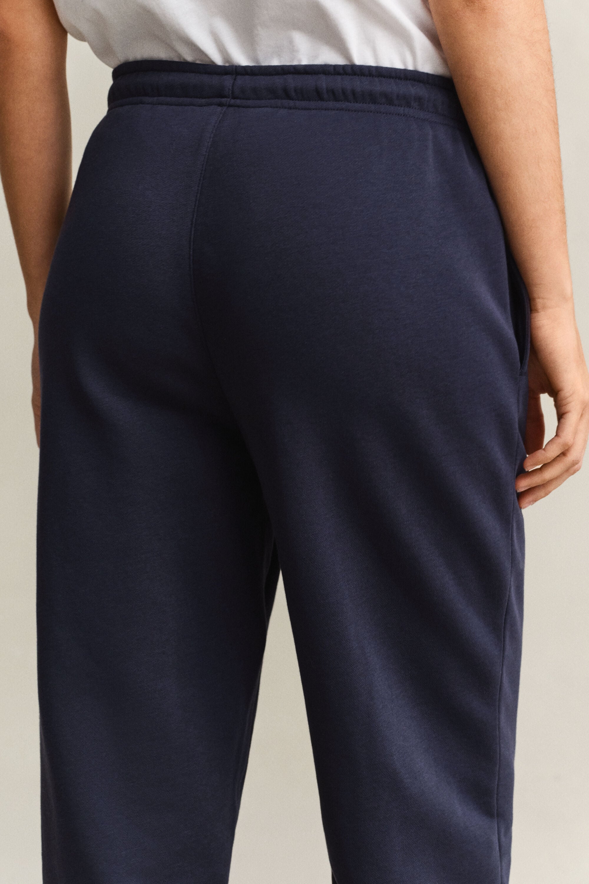 Pantalon de jogging avec écusson ton sur ton