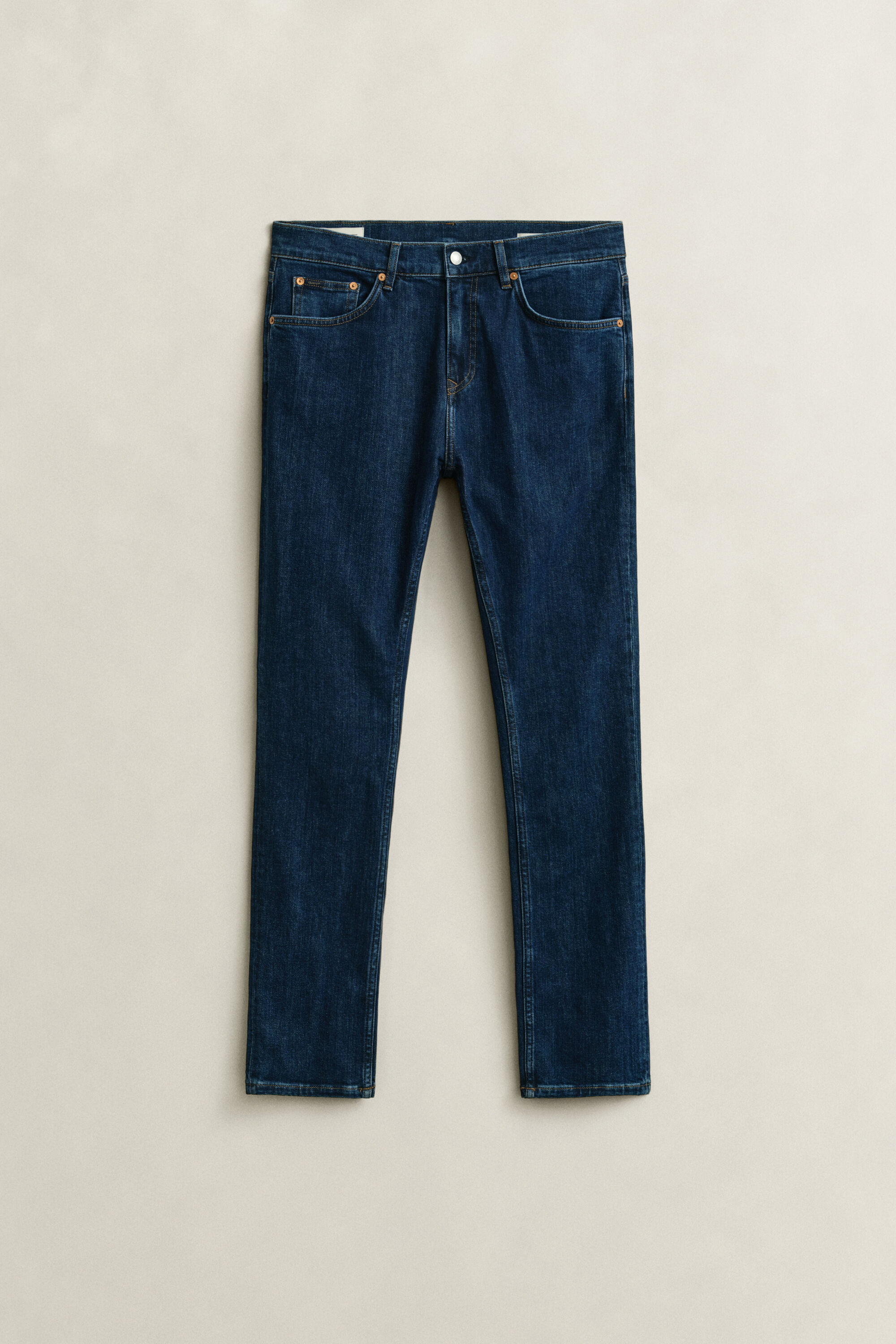 Jean coupe slim à délavage épuré