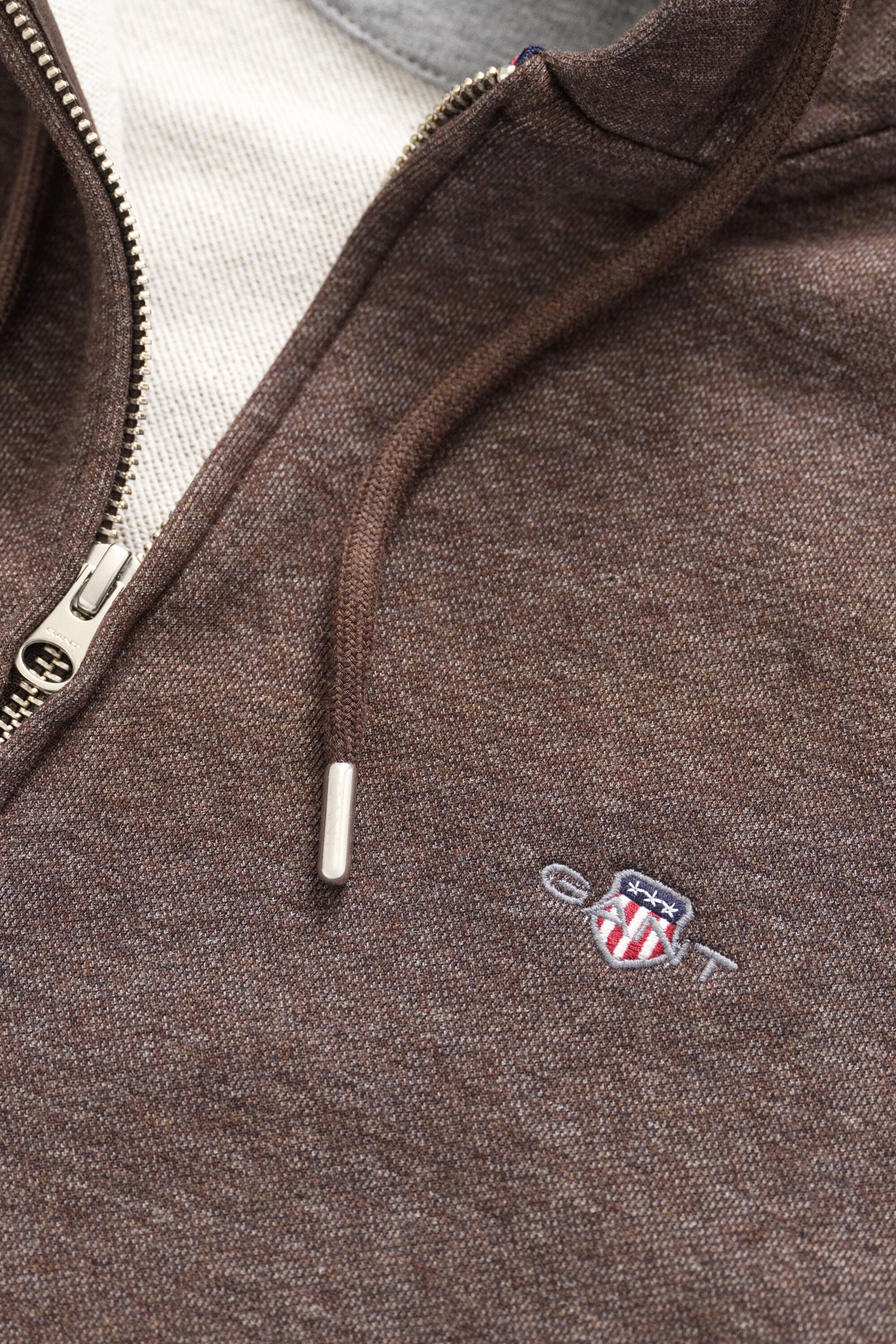 Sweat à capuche zippé avec écusson