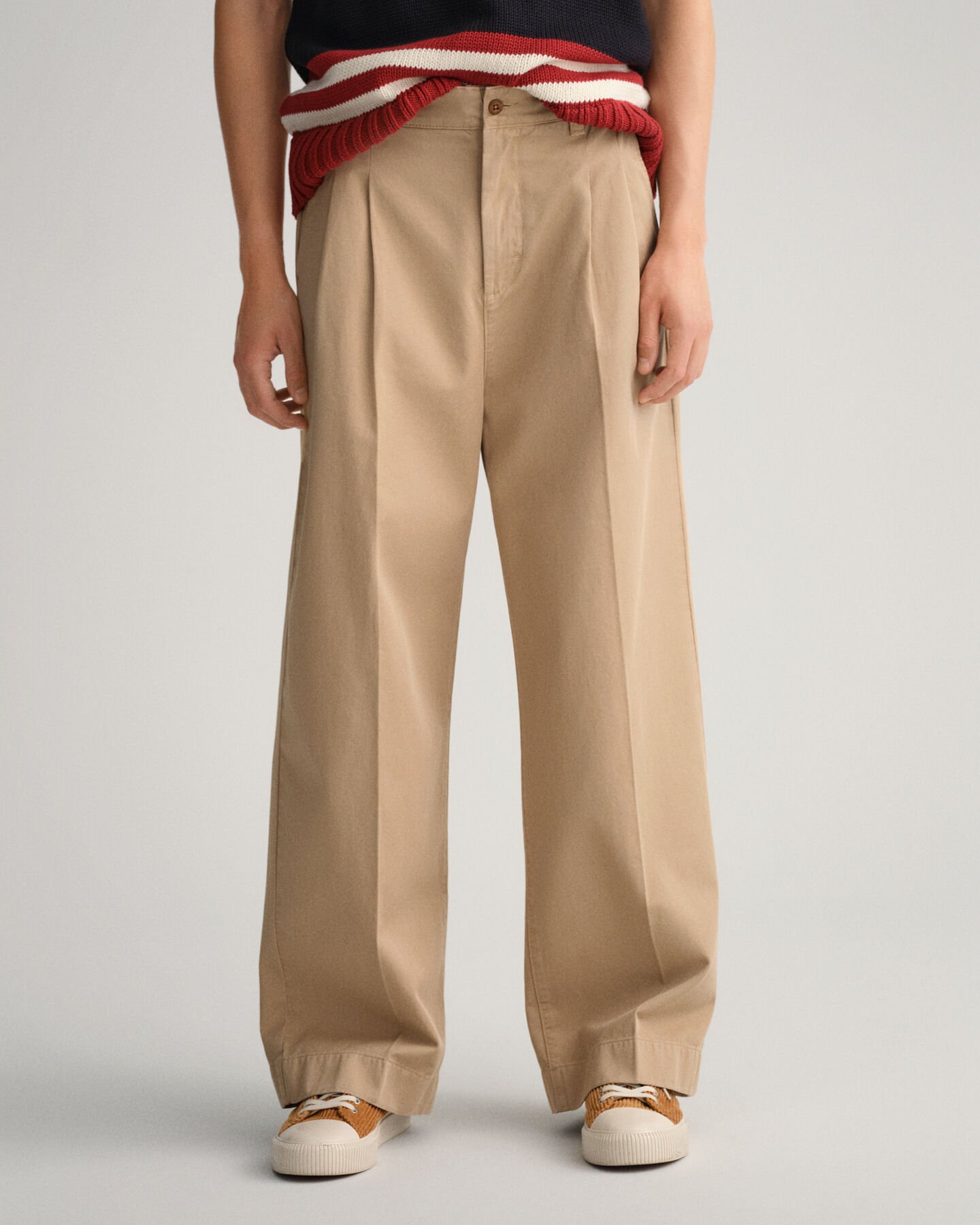 Volume chino met plooien
