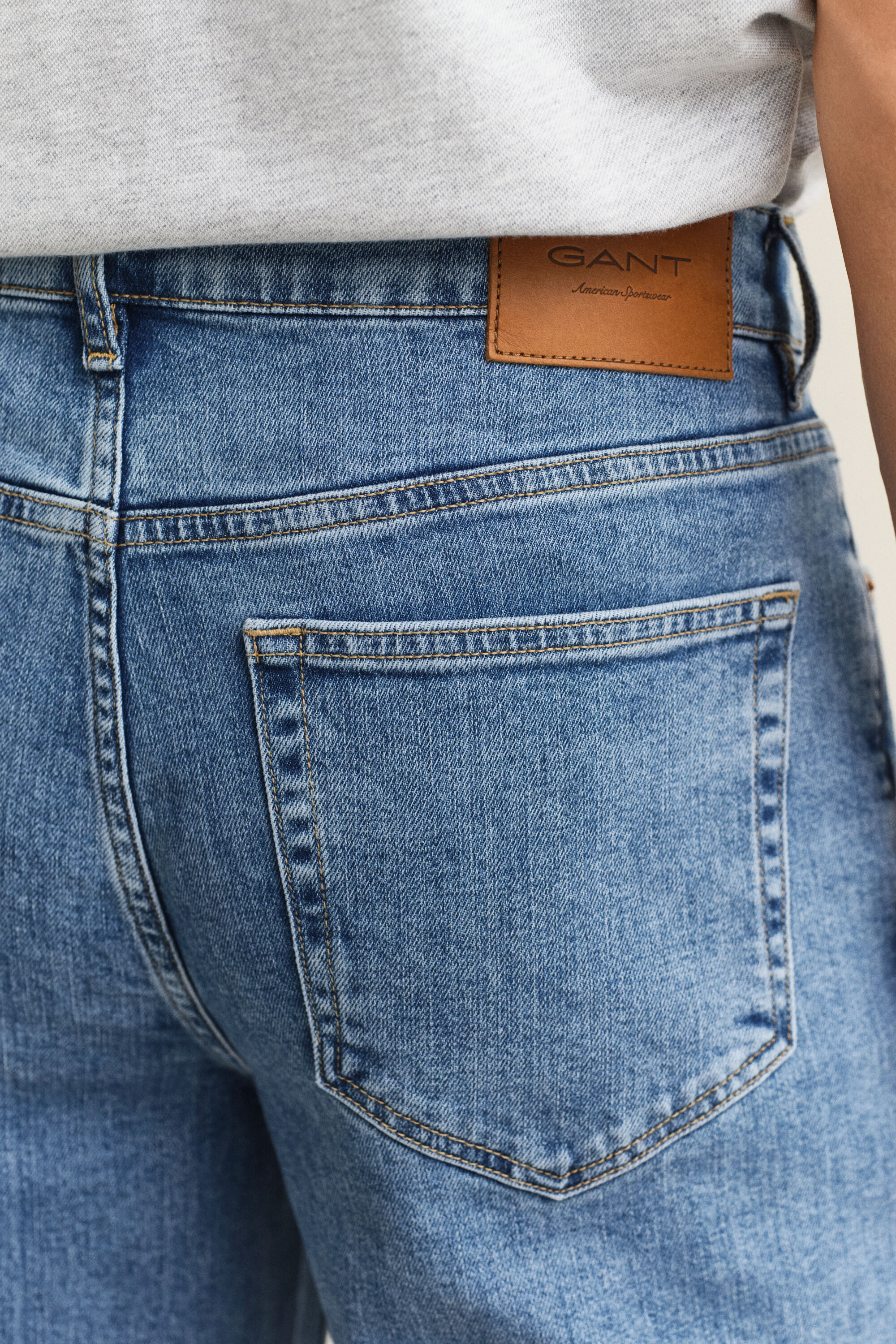 Jean regular fit à délavage épuré