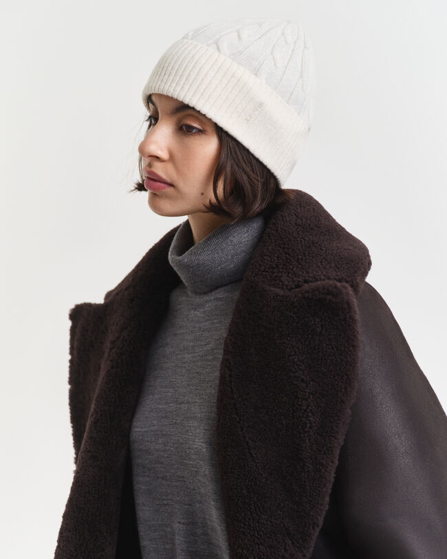 Bonnet en maille de laine à torsades