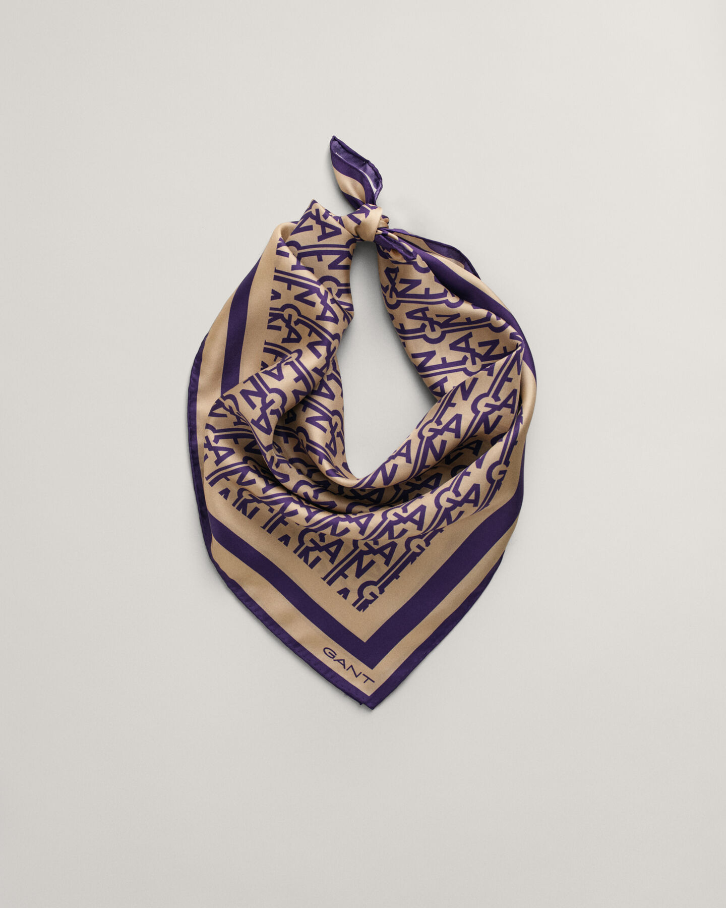 Foulard en soie &agrave; imprim&eacute; Monogram