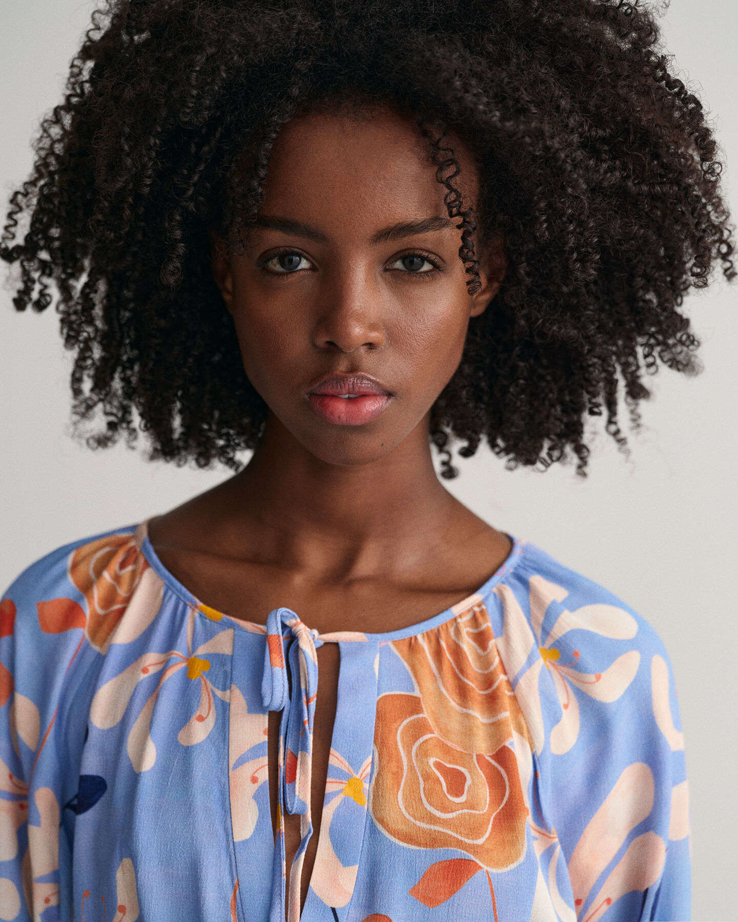 Jurk met bloemenprint en V-hals