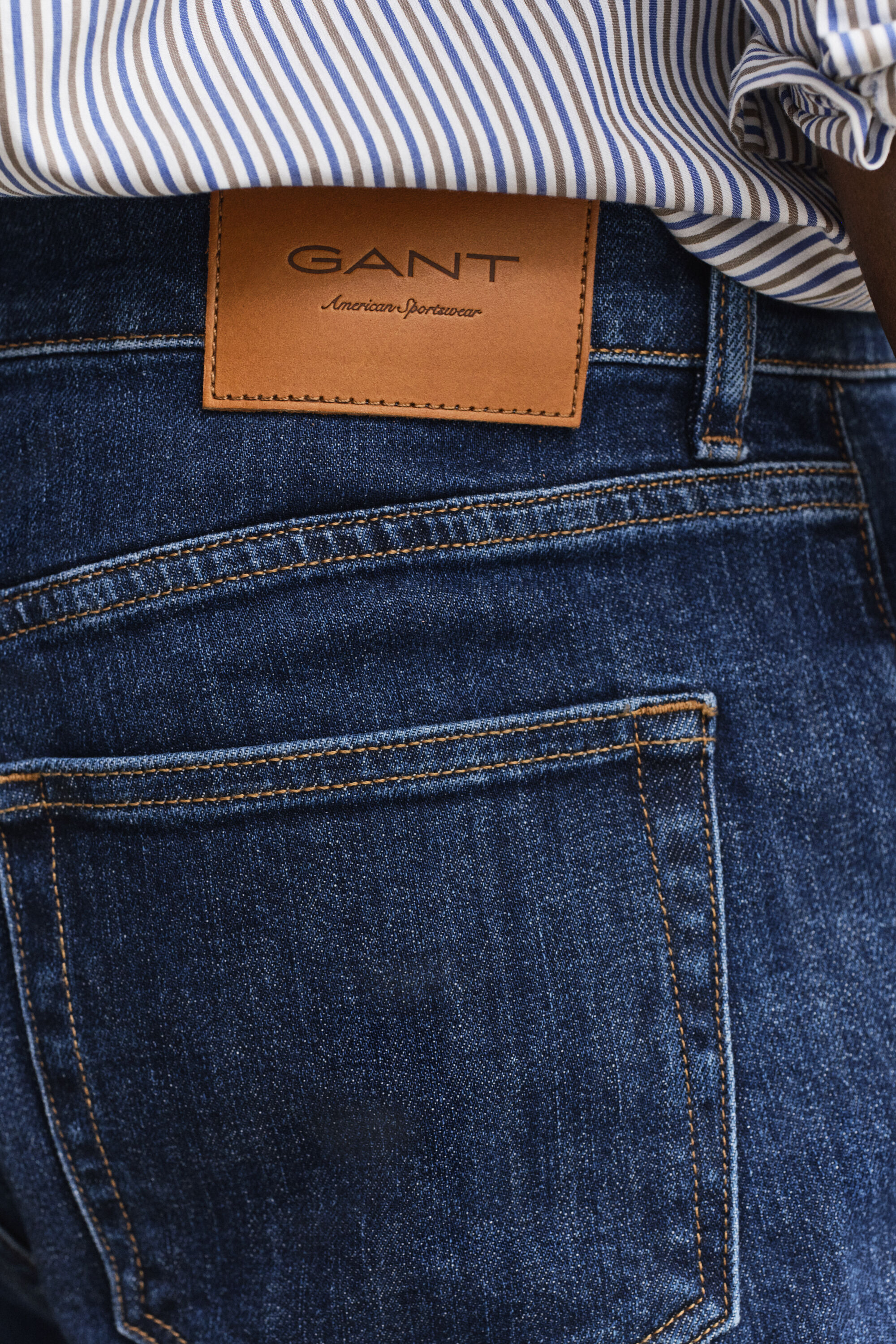 Jean coupe slim à délavage épuré