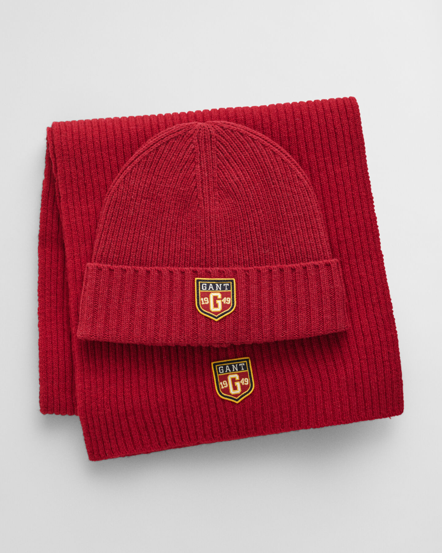 Cadeauset met wollen beanie en sjaal met badge