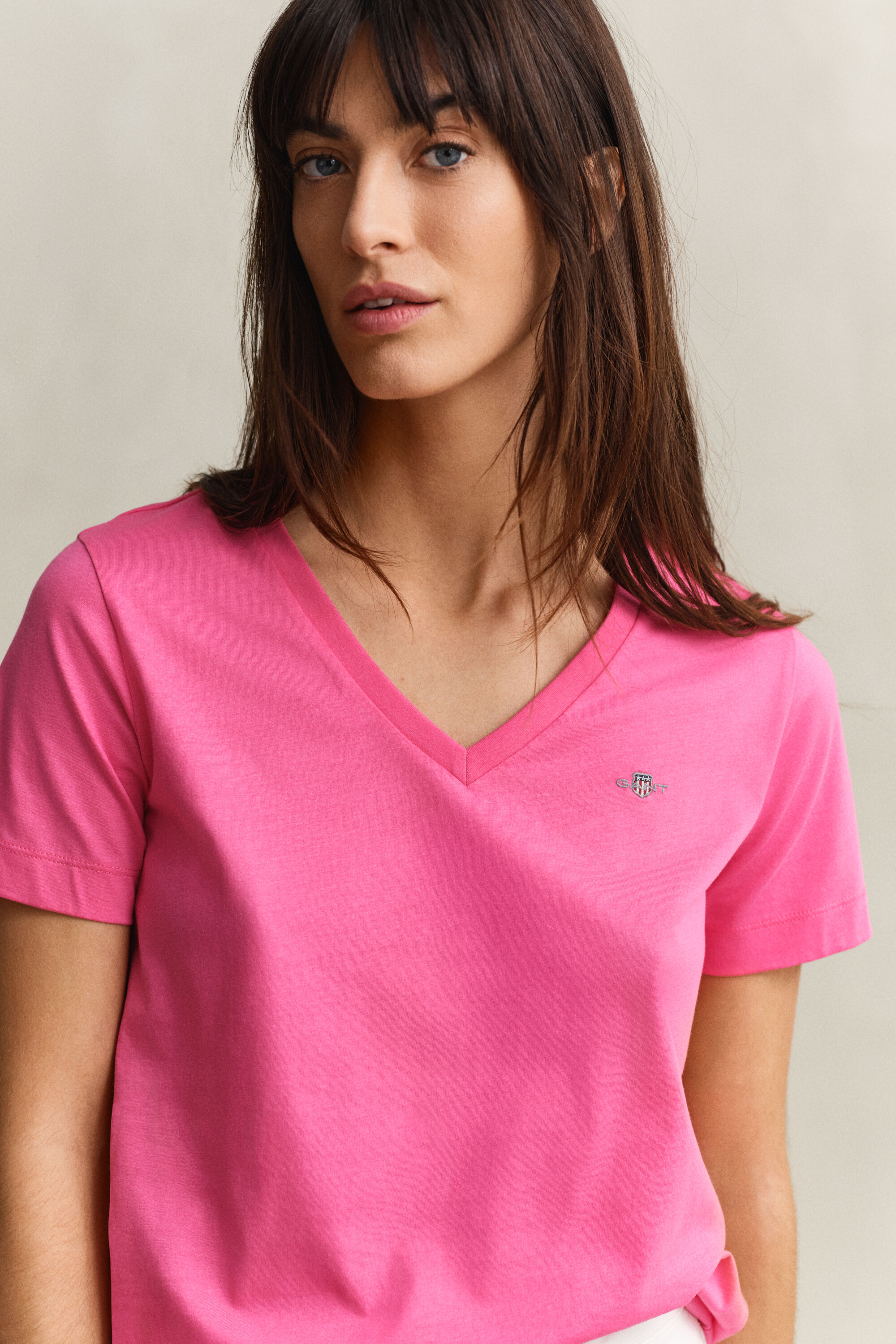 Shield T-shirt met V-hals