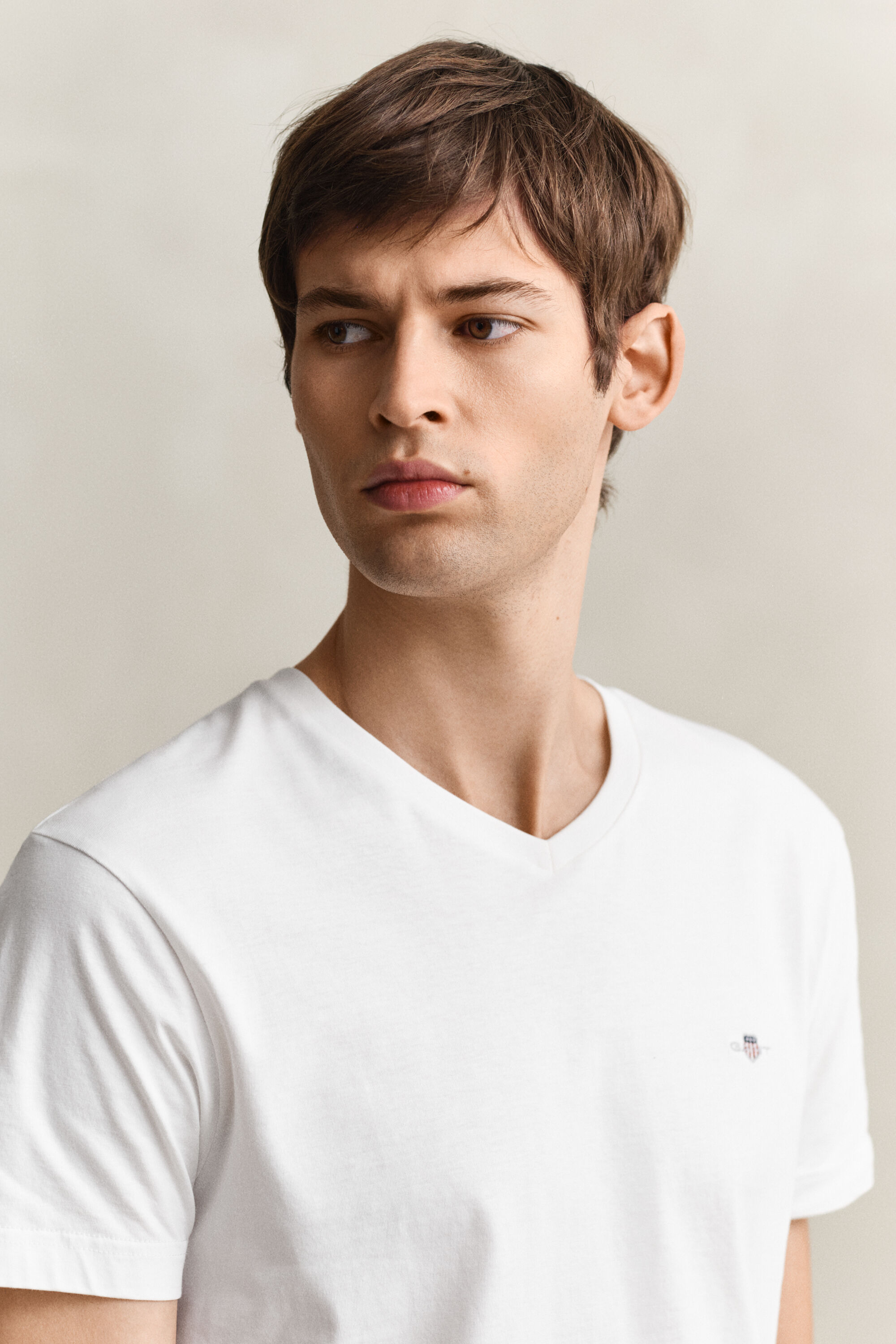 Slim Fit Shield T-shirt met V-hals