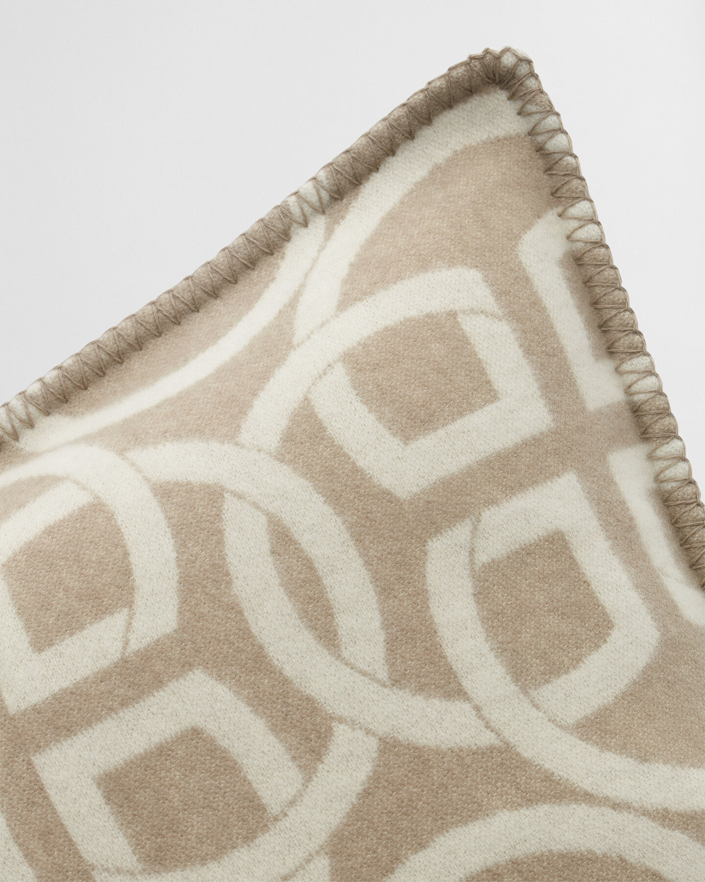 Housse de coussin en laine à monogrammes