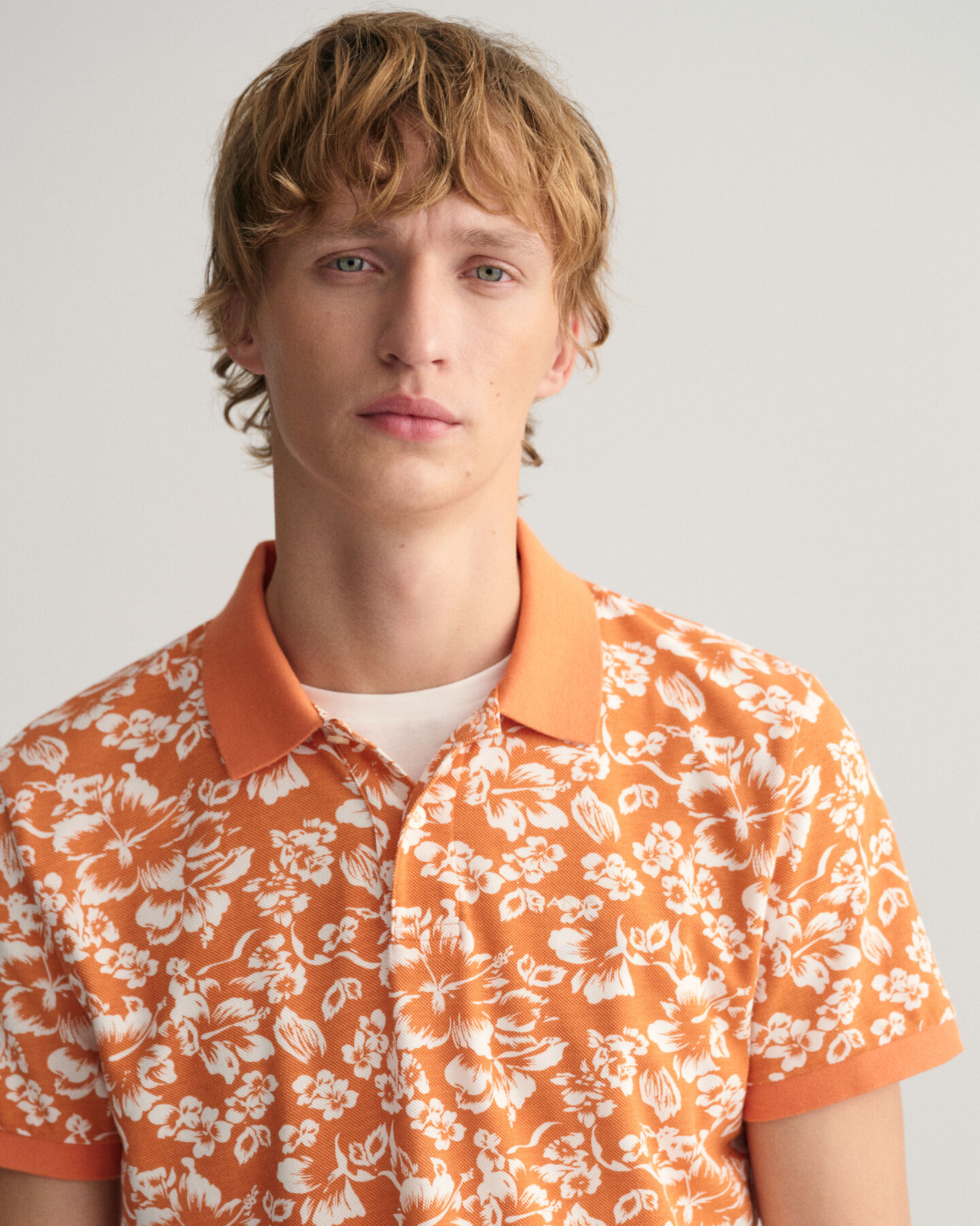 Piqu&eacute; poloshirt met bloemenprint