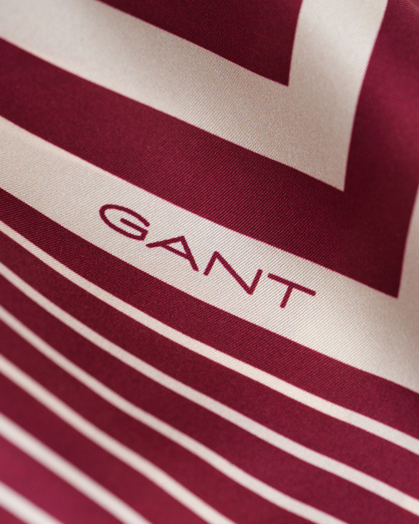 Monogram zijden sjaal met contrasterende randen