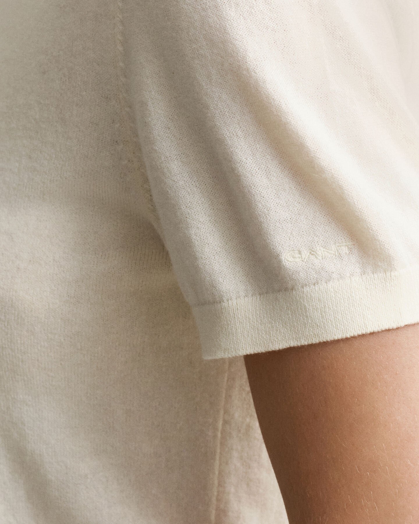 Pull col rond léger à manches courtes