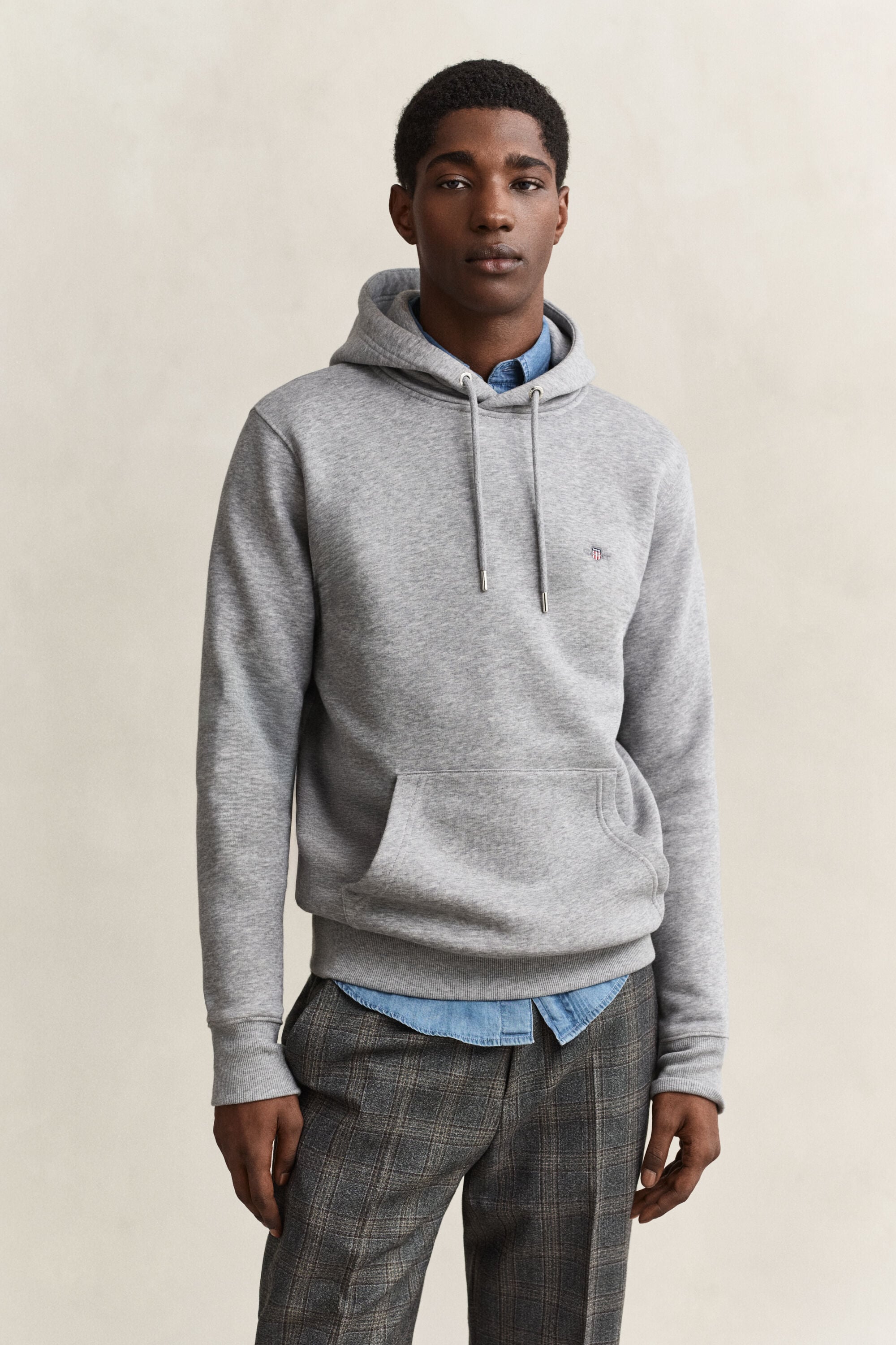 Sweat à capuche avec écusson