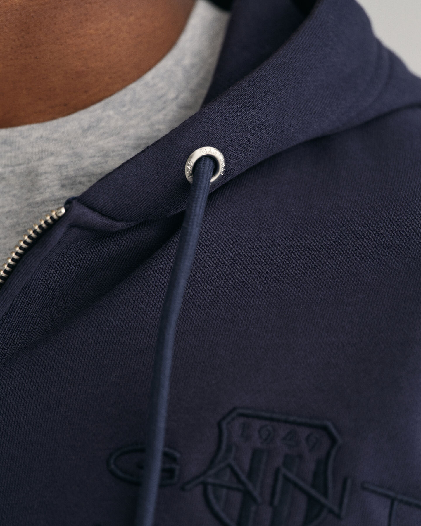 Sweat à capuche zippé avec écusson ton sur ton