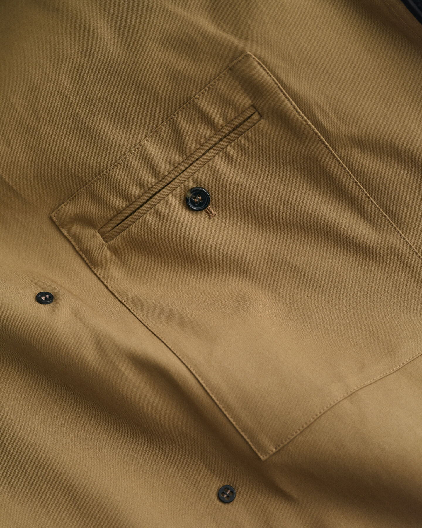 Trench-coat à coutures fixées