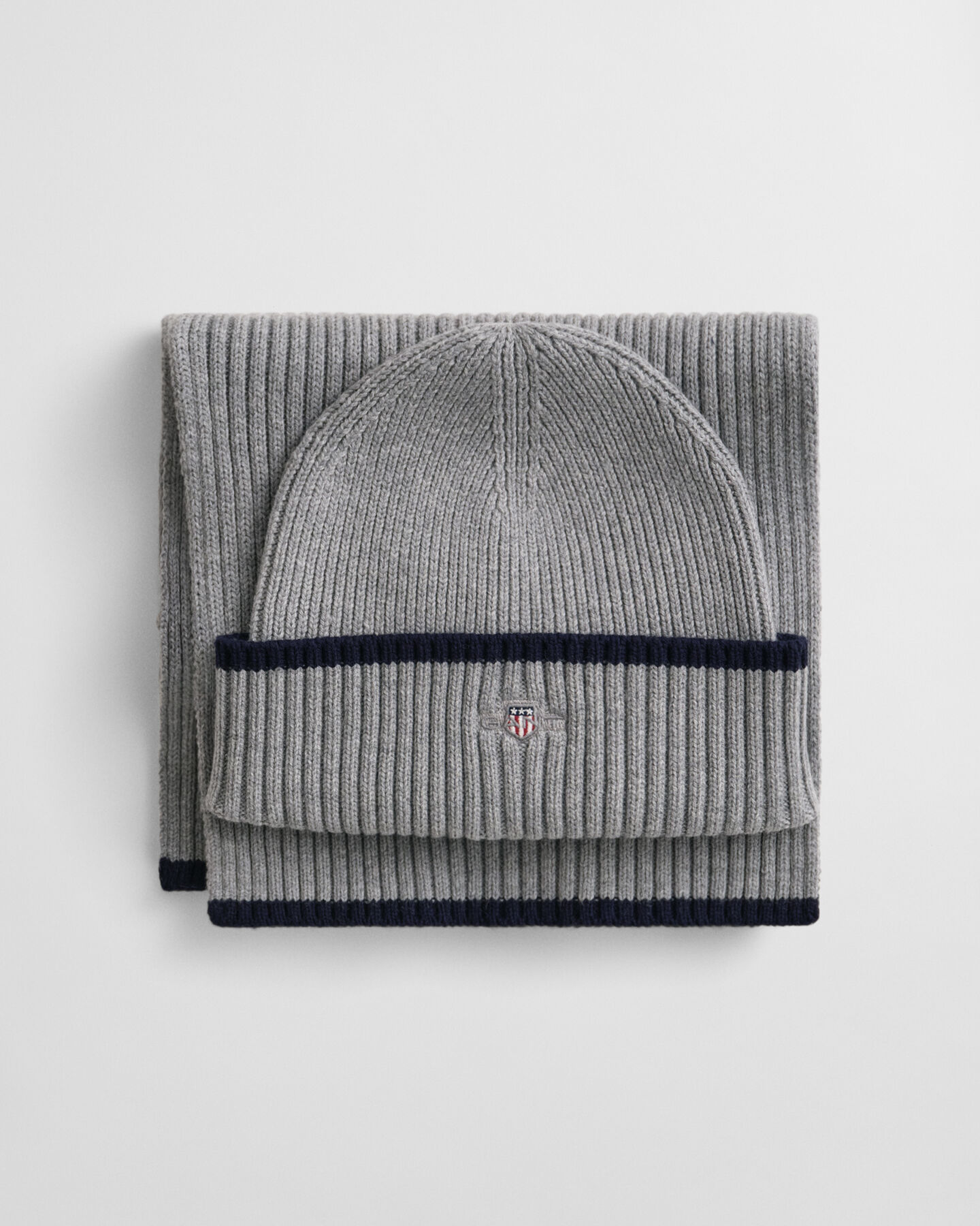 Essential cadeauset met beanie en sjaal
