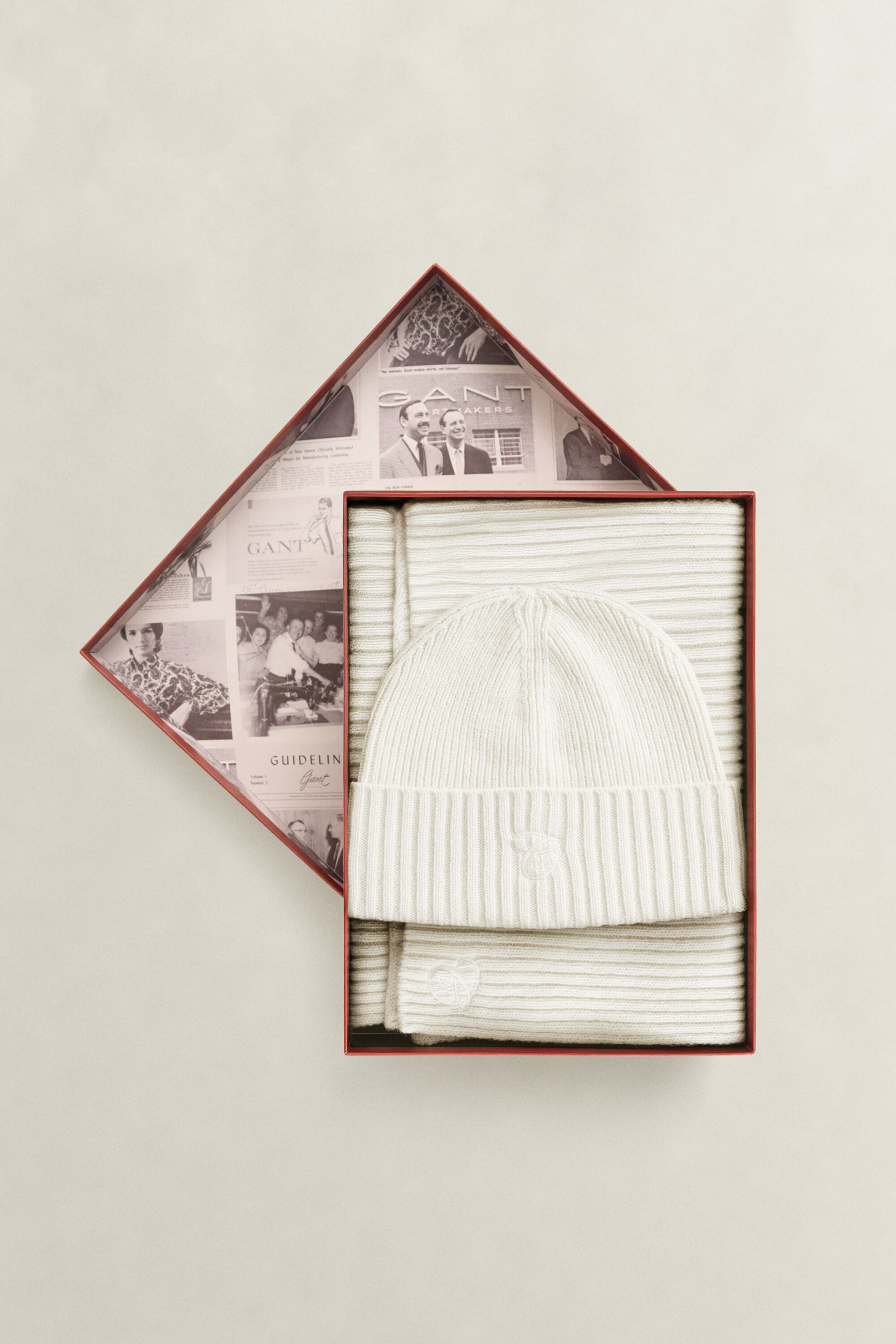 Coffret cadeau écharpe et bonnet brodés