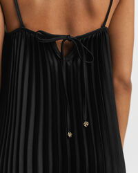 Robe courte plissée en satin à bretelles