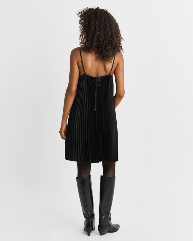 Robe courte plissée en satin à bretelles