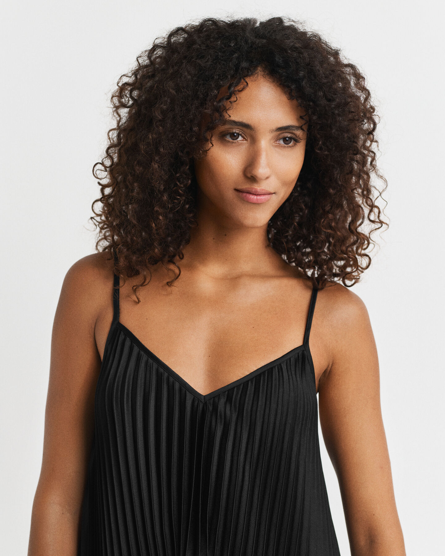 Robe courte plissée en satin à bretelles