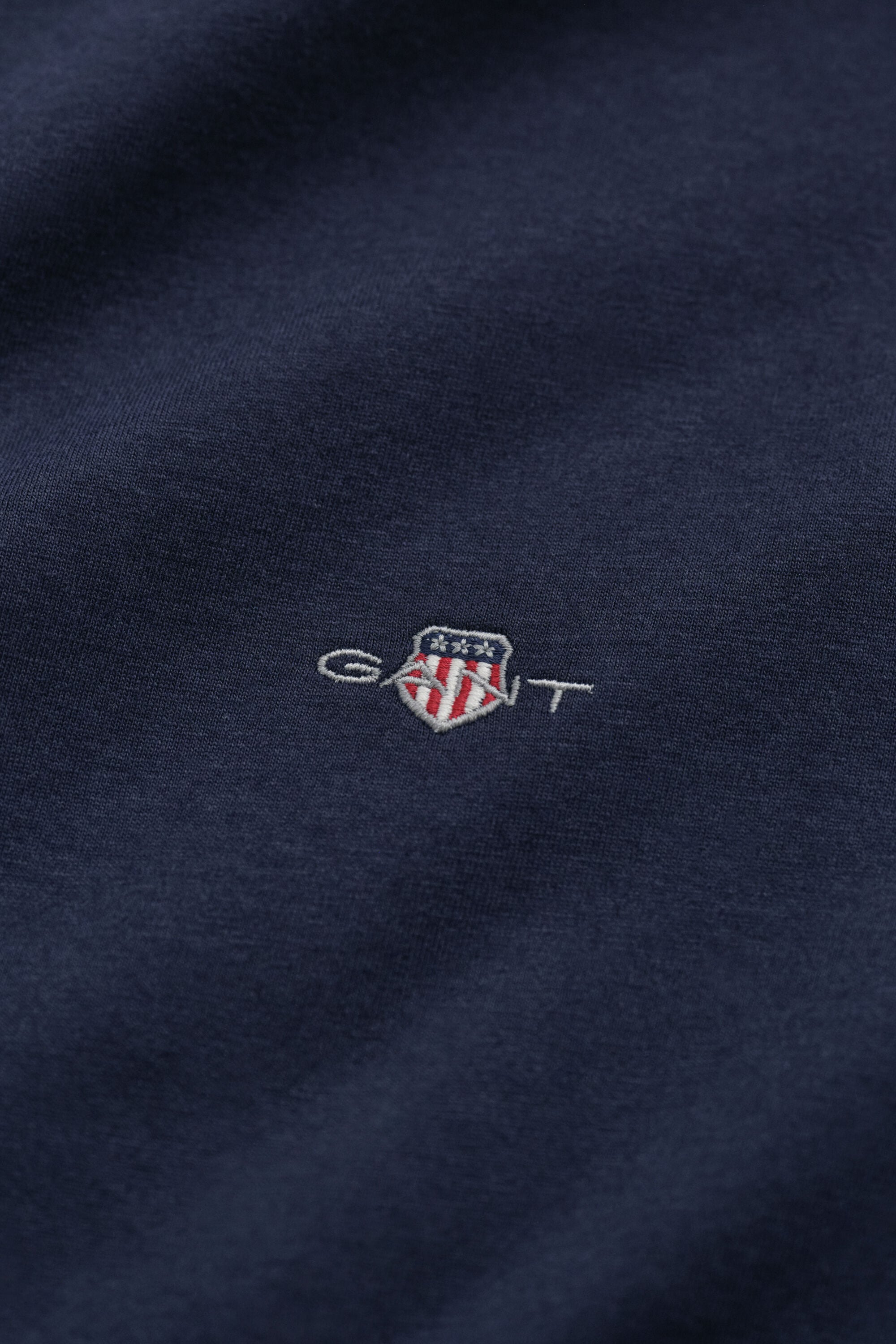 T-shirt col V coupe slim avec écusson