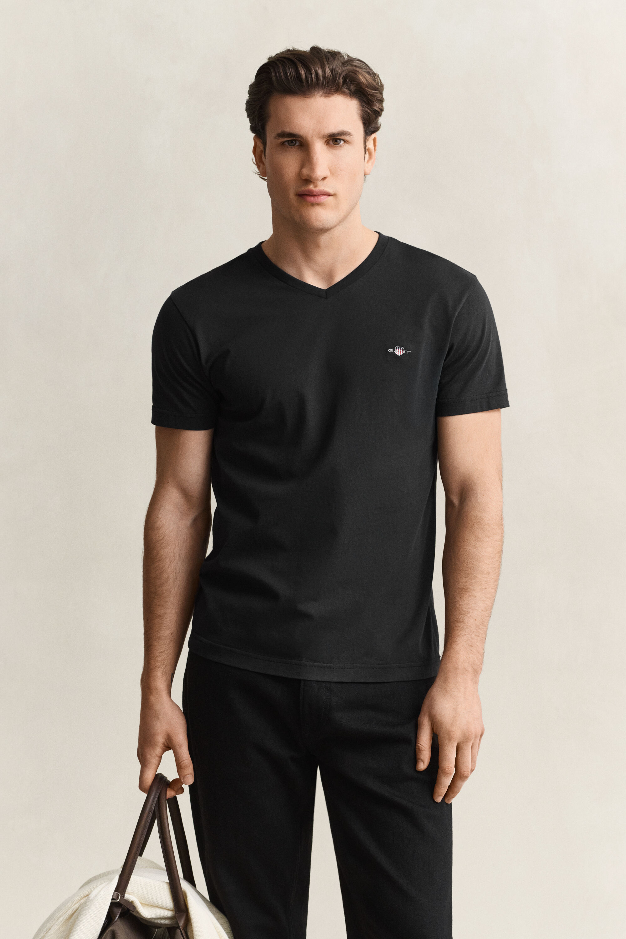 T-shirt col V coupe slim avec écusson