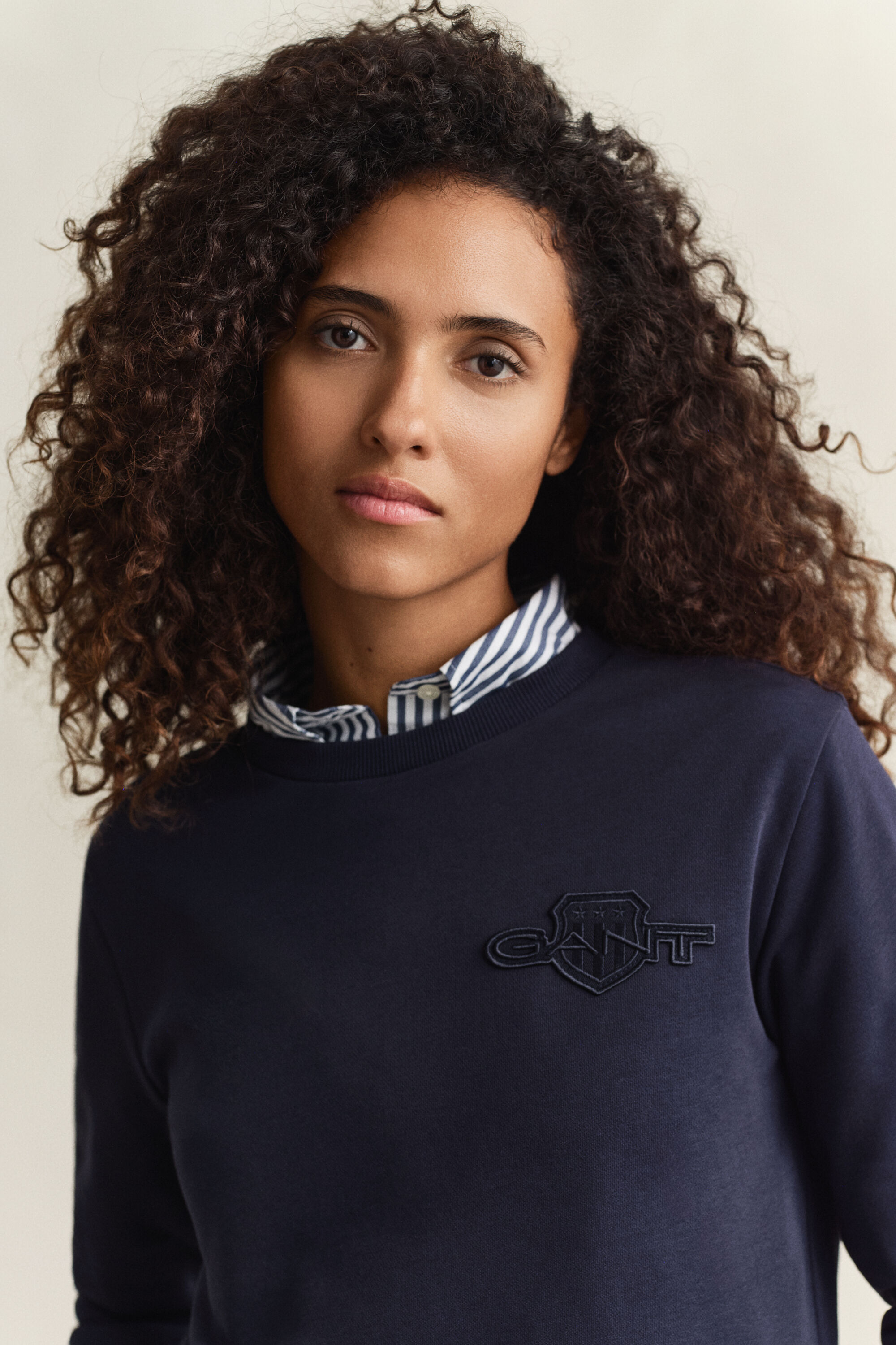 Tonal Shield sweatshirt met ronde hals