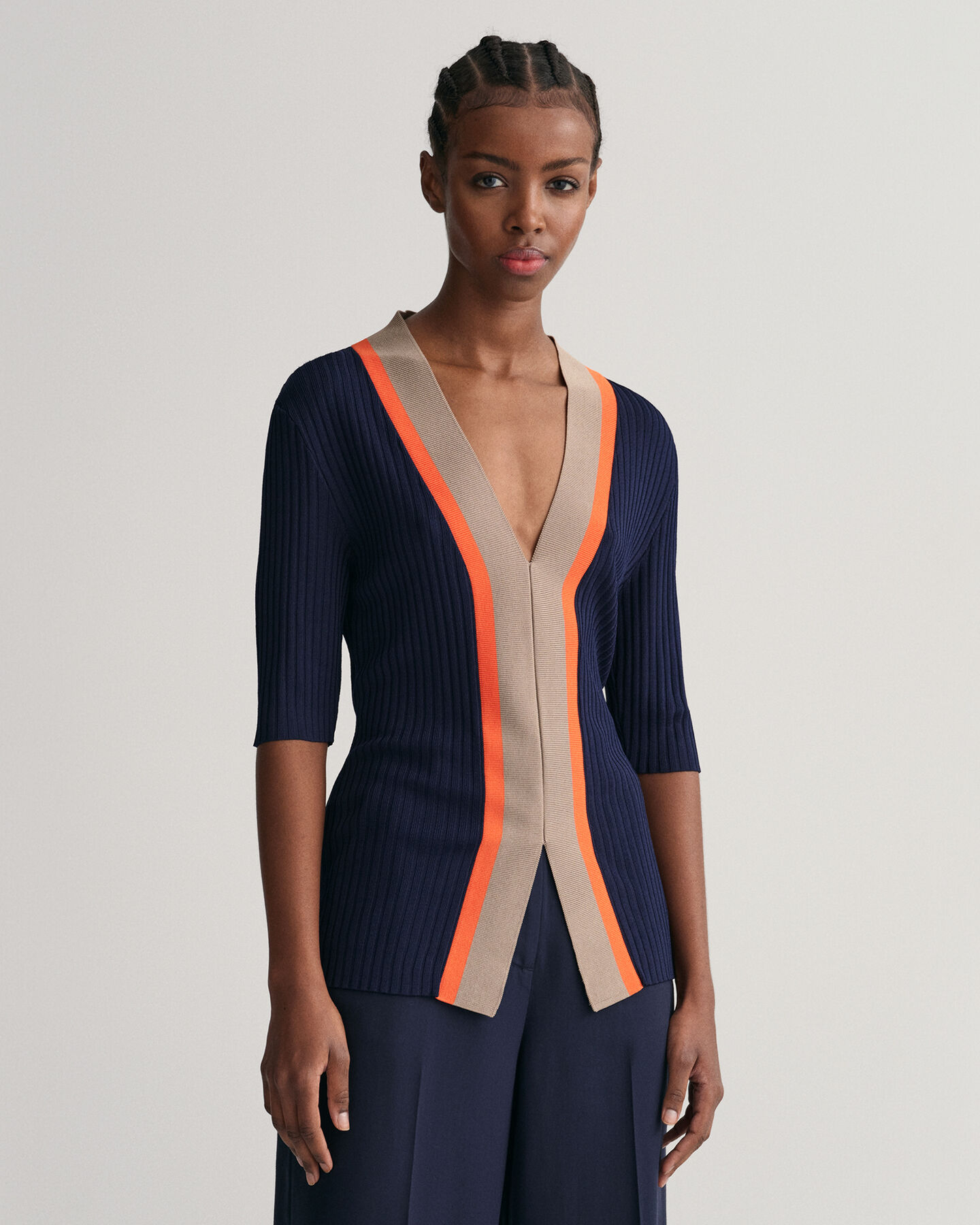 Haut col V c&ocirc;tel&eacute;