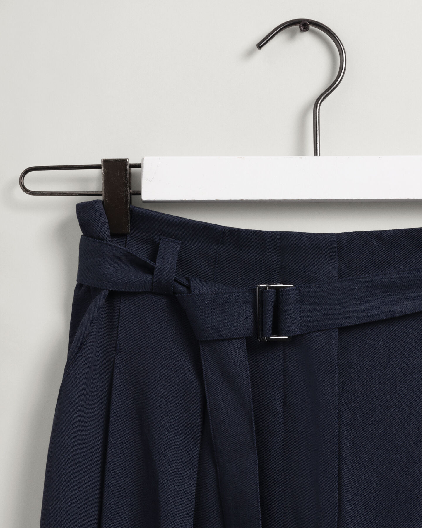 Fluid chino met plooien en hoge taille
