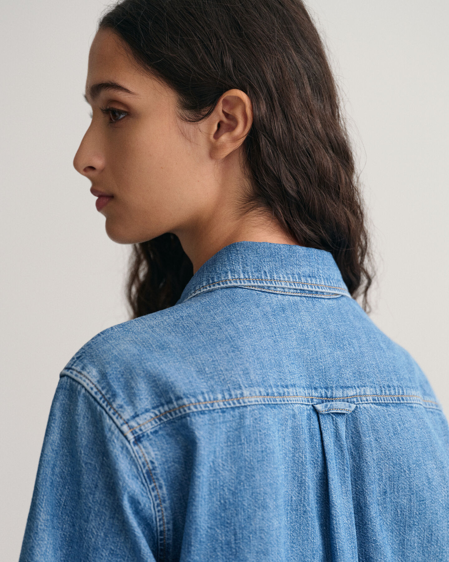 Robe-chemise en denim &agrave; manches courtes