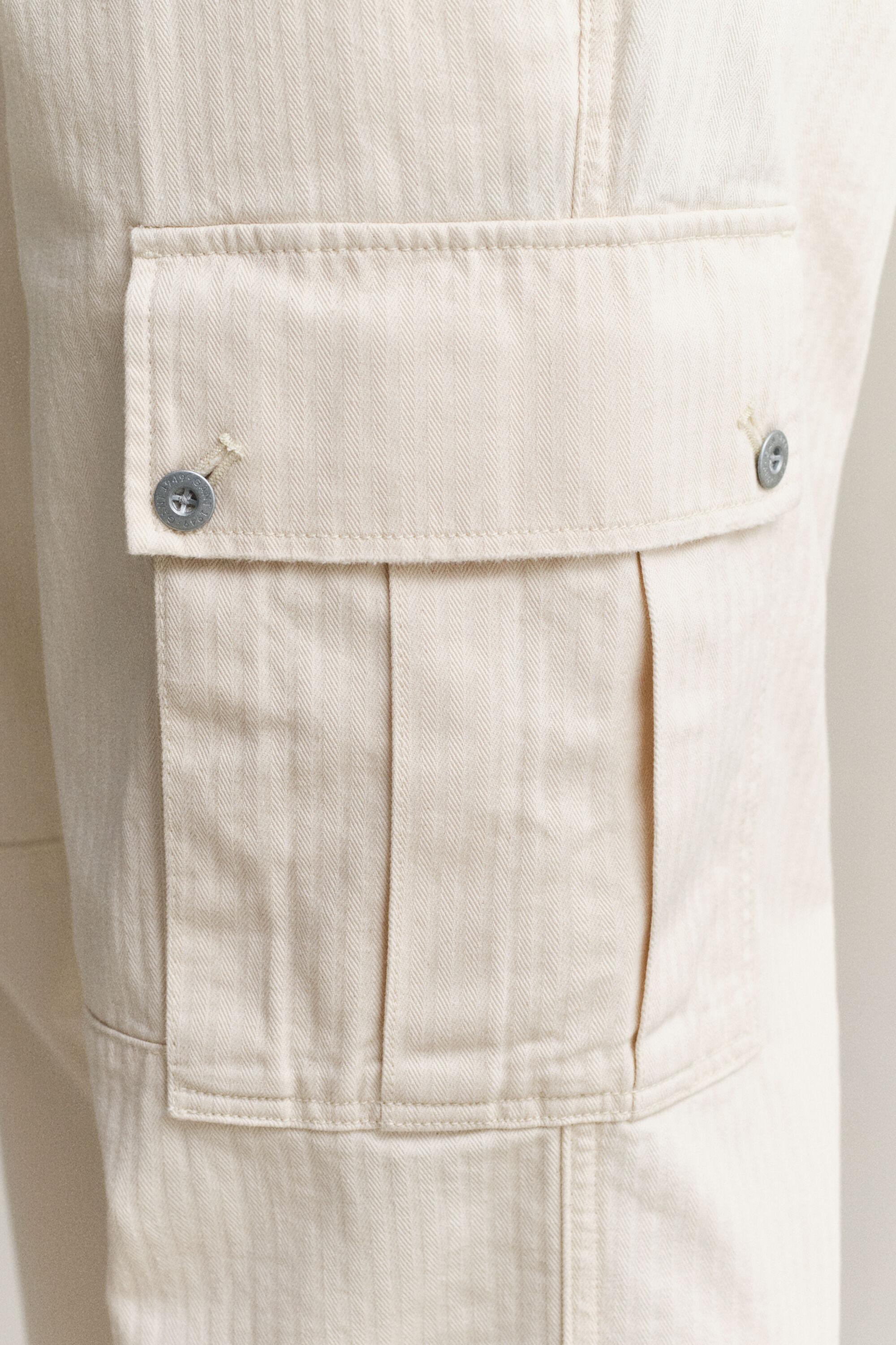 Pantalon cargo à chevrons