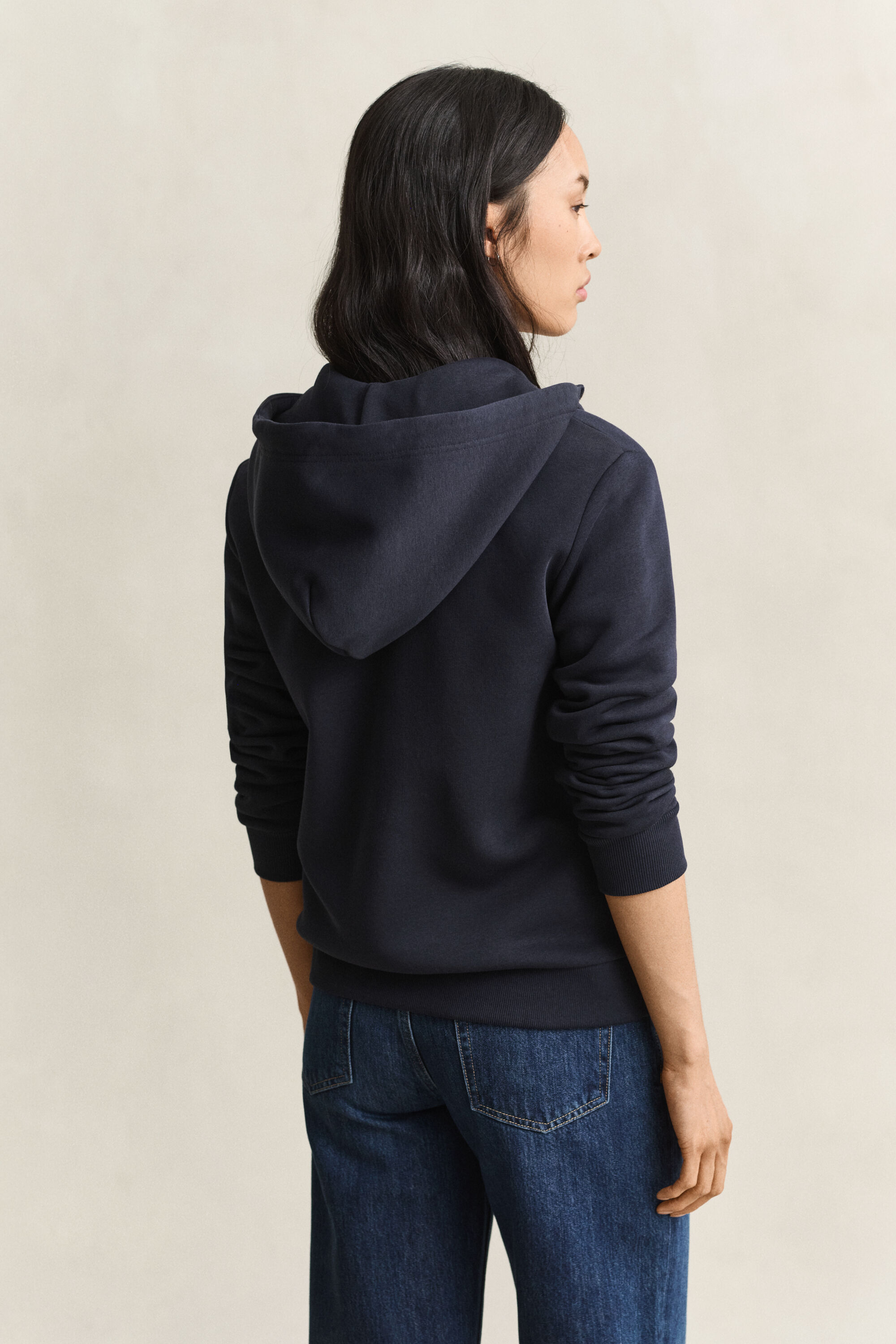 Sweat à capuche zippé avec écusson ton sur ton