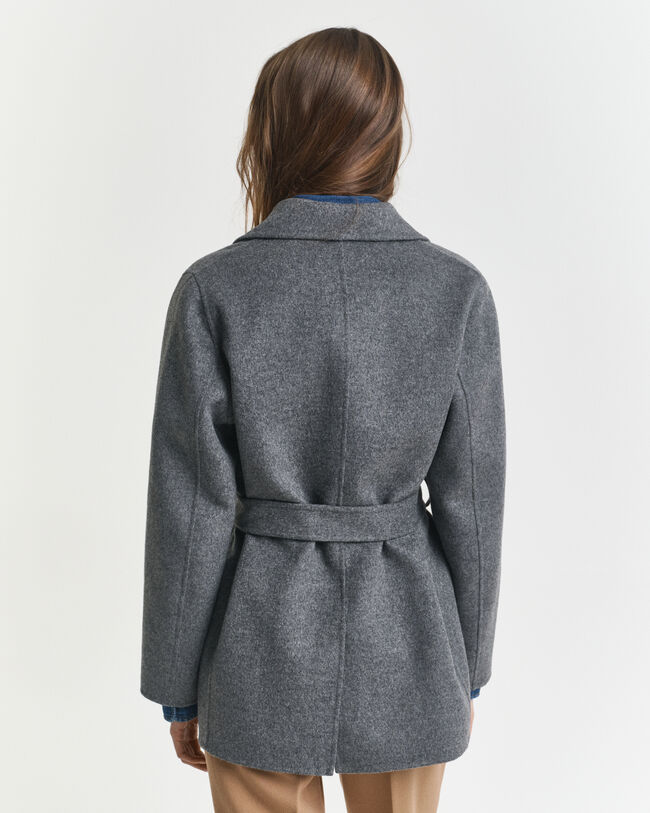 Met de hand gestikte jasje met ceintuur