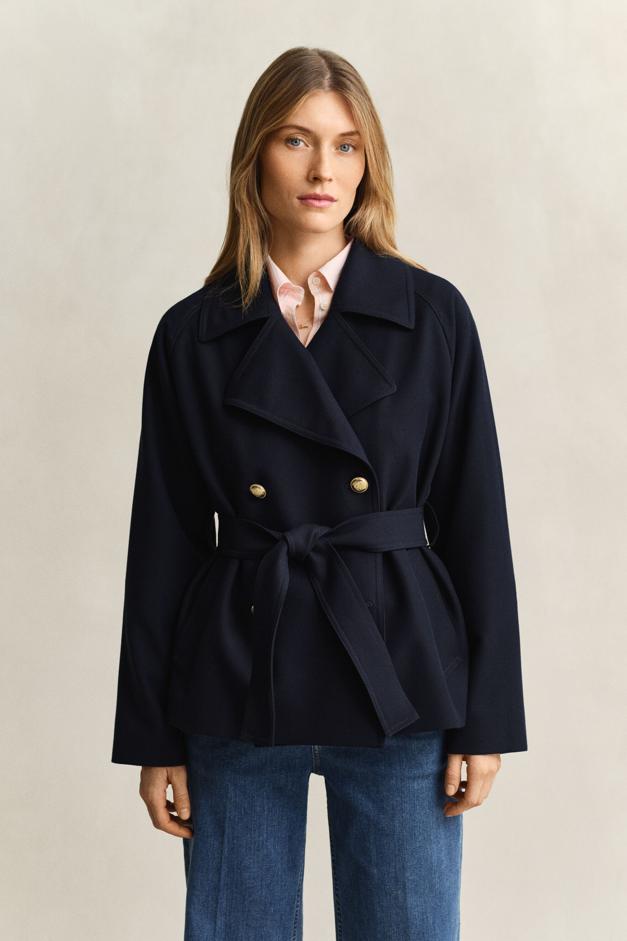 Trench-coat court