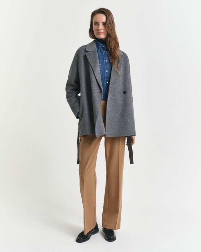 Met de hand gestikte jasje met ceintuur