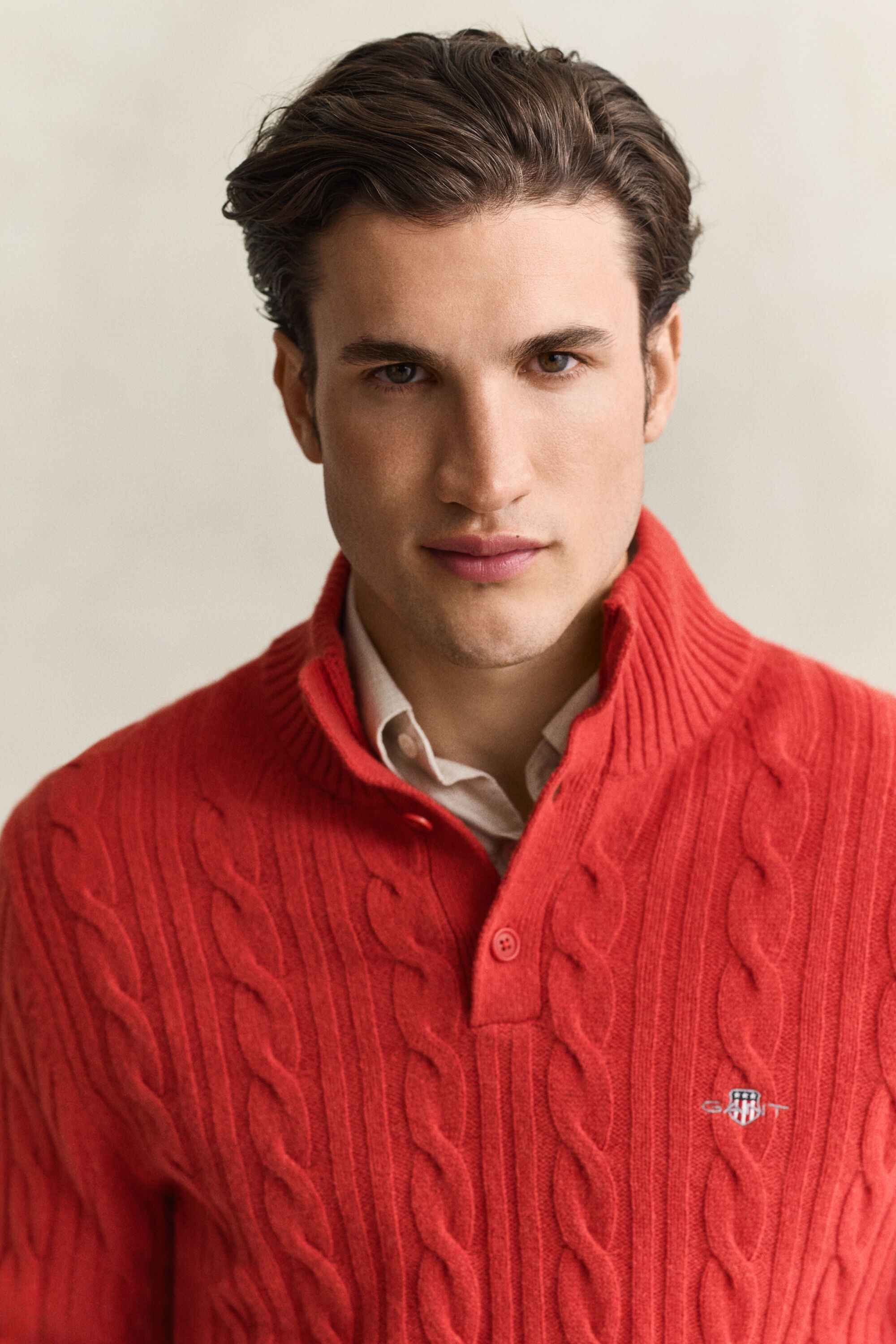 Pull semi-boutonné en laine d’agneau à maille torsadée