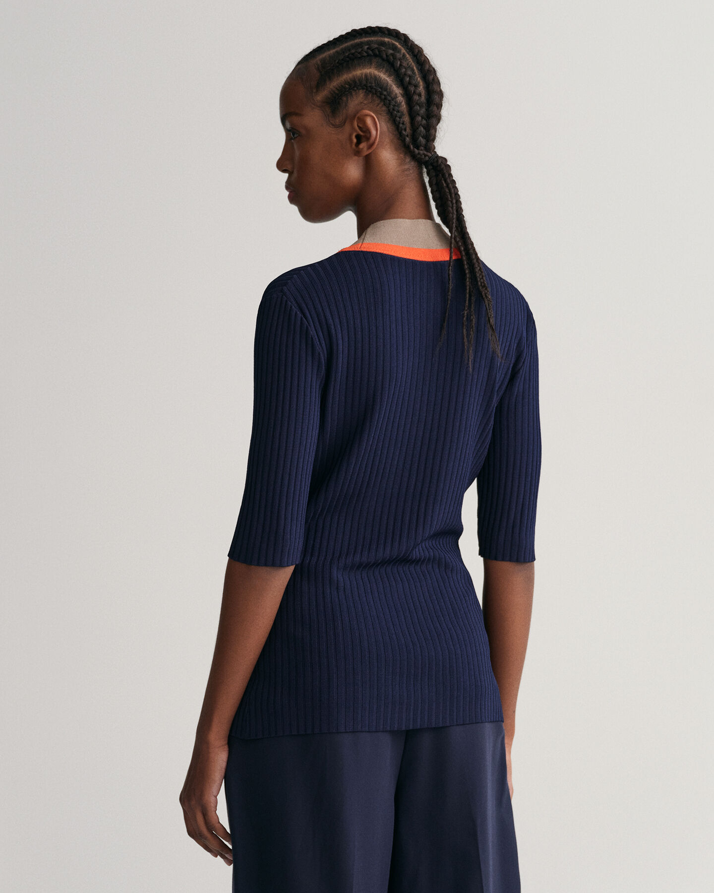 Haut col V c&ocirc;tel&eacute;