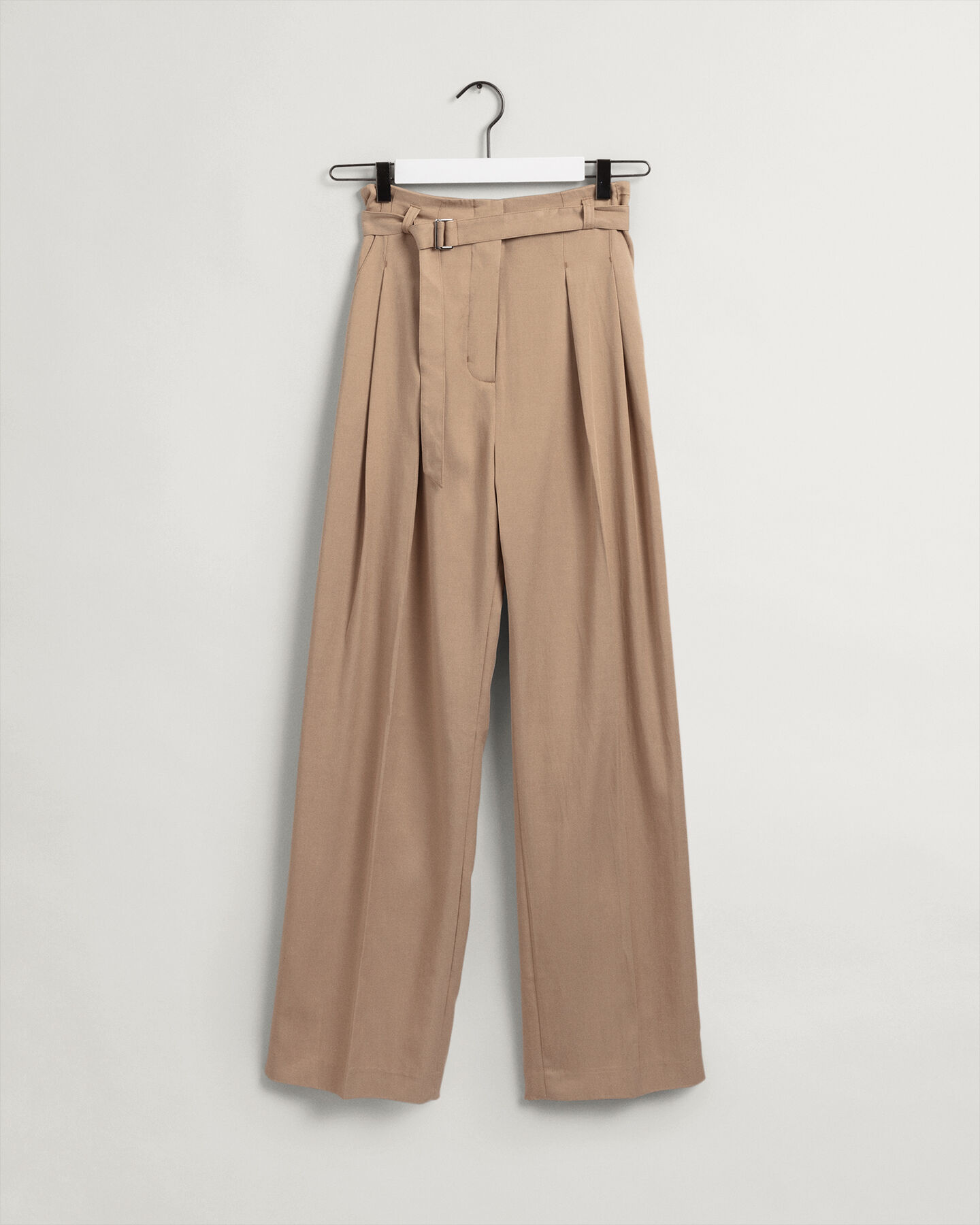 Fluid chino met plooien en hoge taille