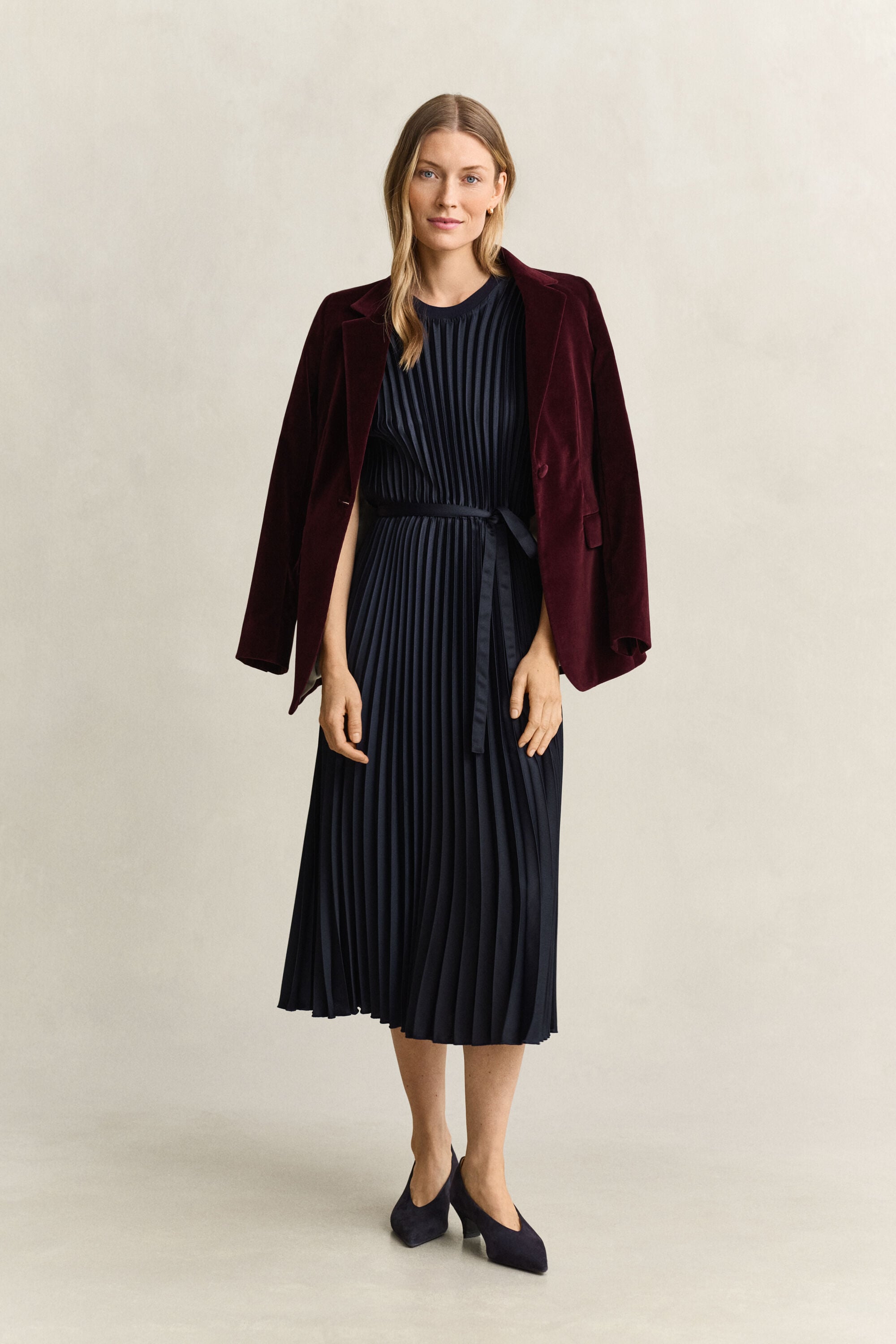 Robe plissée à ceinture.
