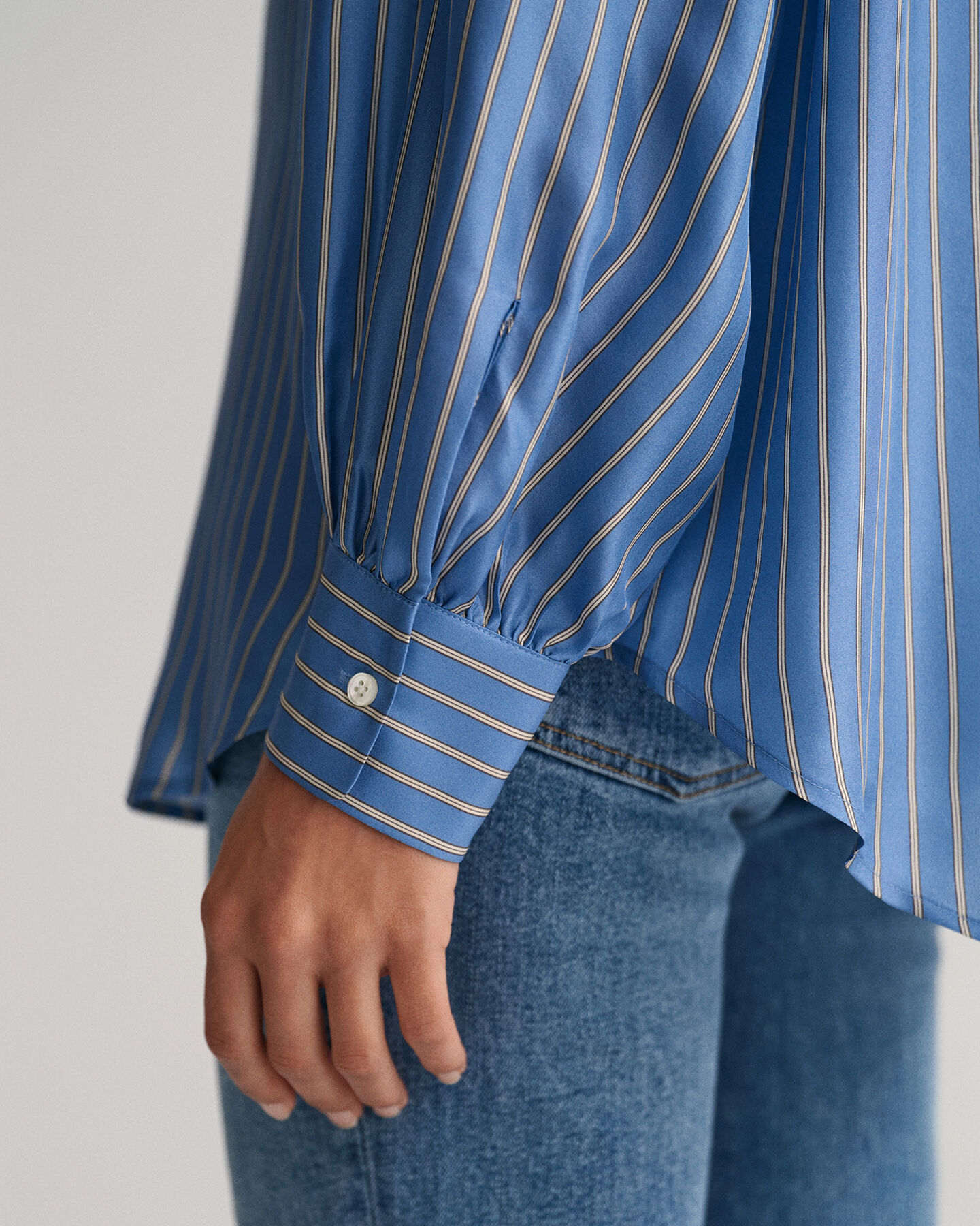 Zijden blouse met strikje en strepen