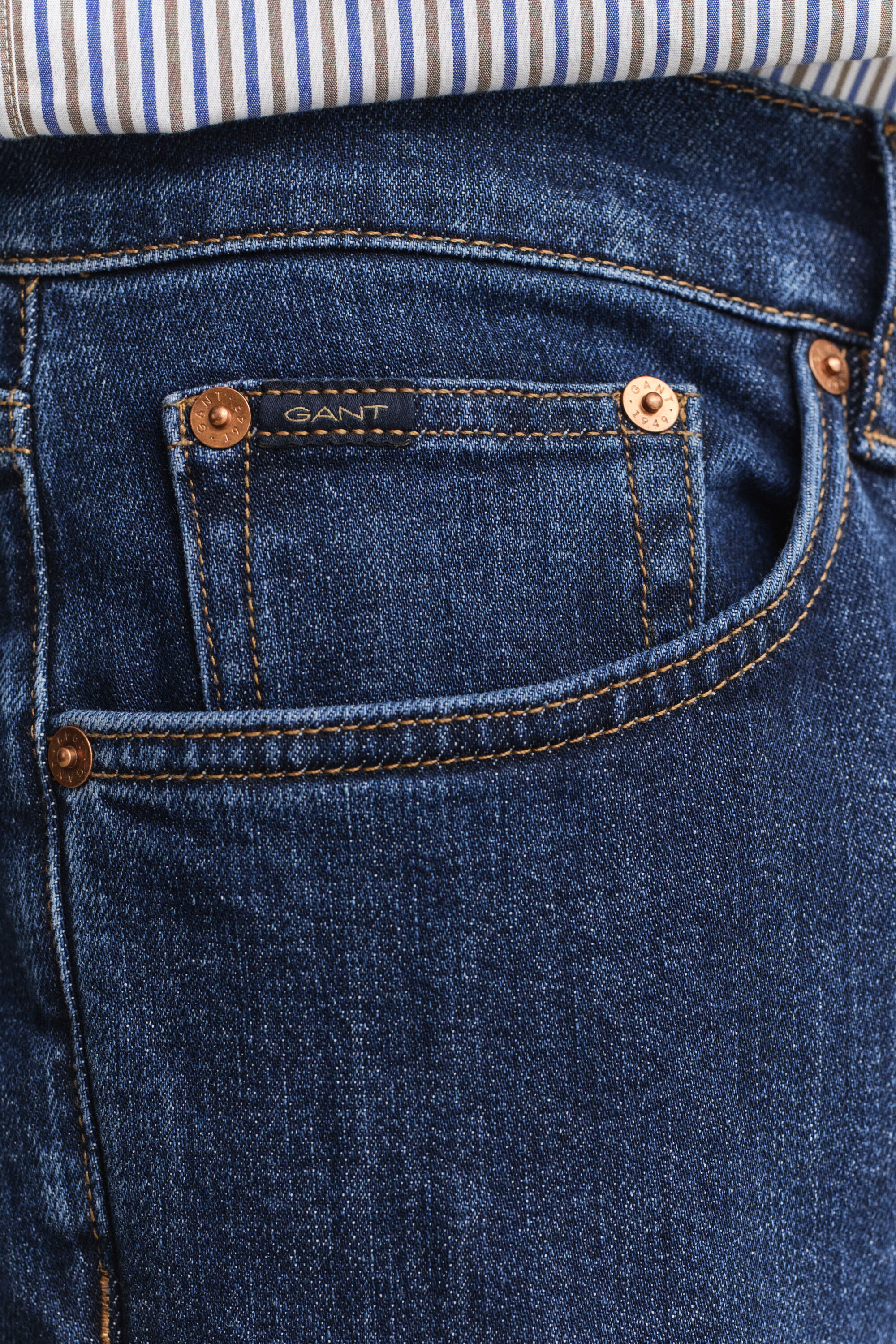 Jean coupe slim à délavage épuré