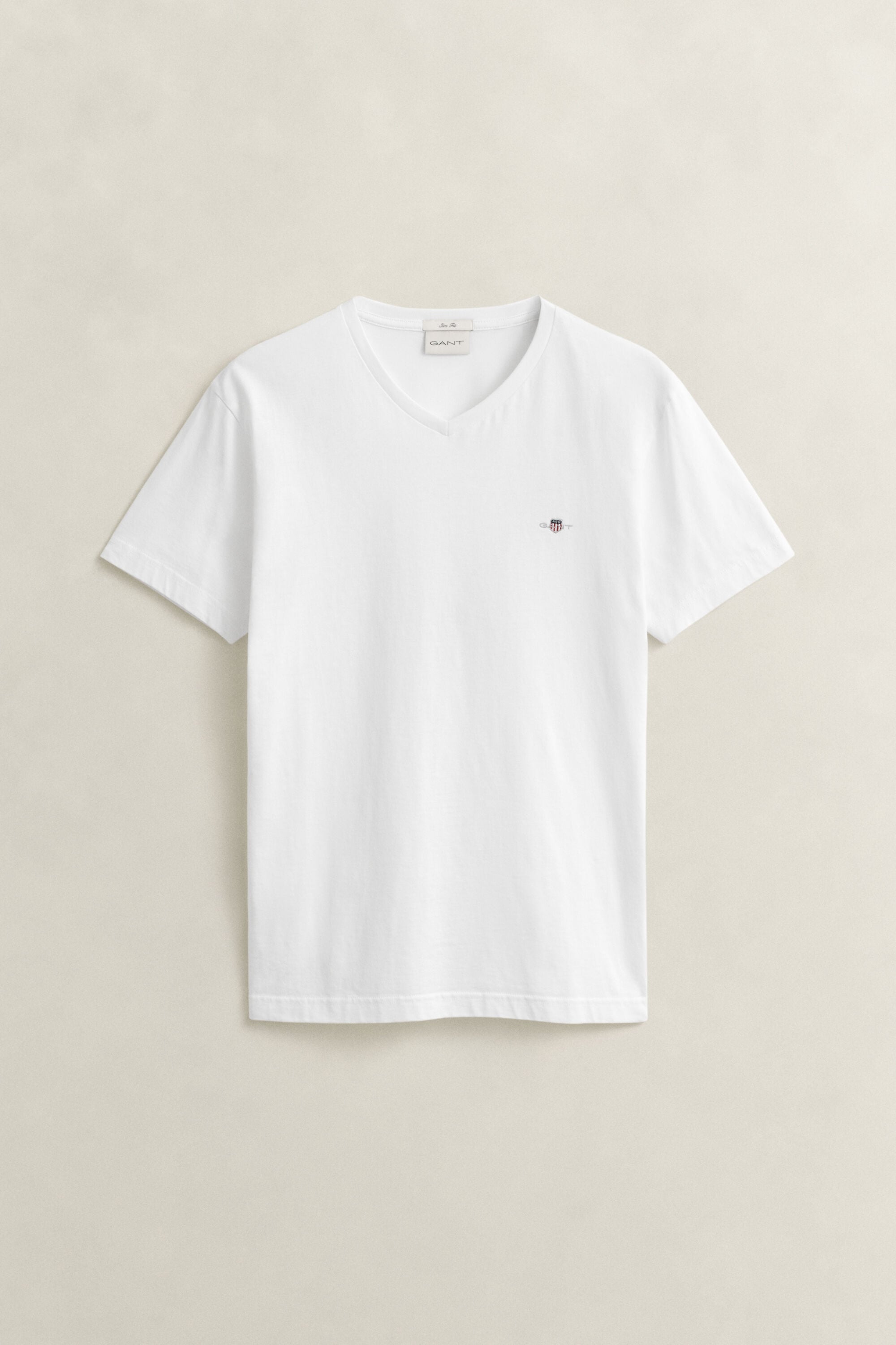 T-shirt col V coupe slim avec écusson