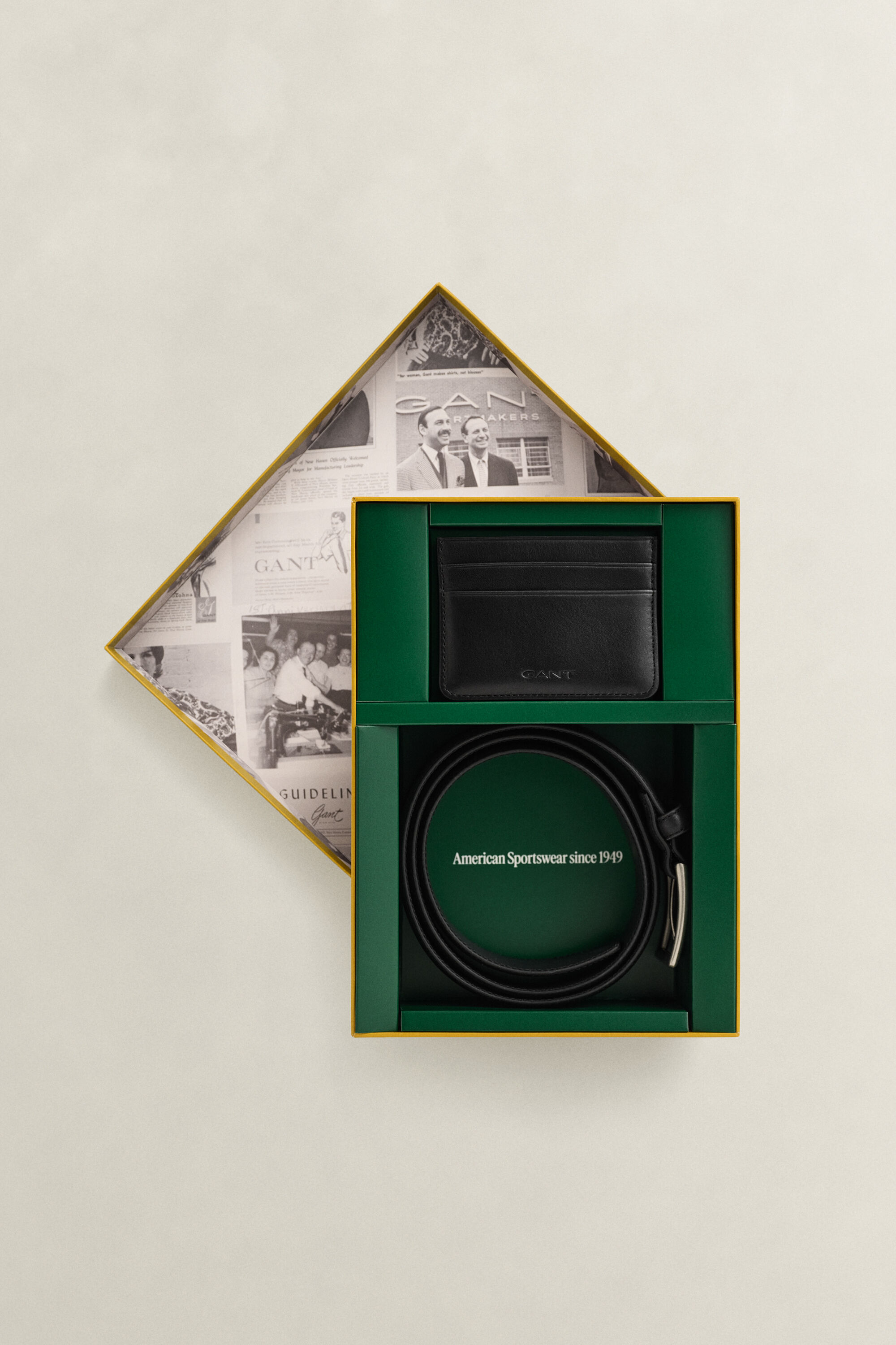Leren riem en pasjeshouder in cadeauverpakking