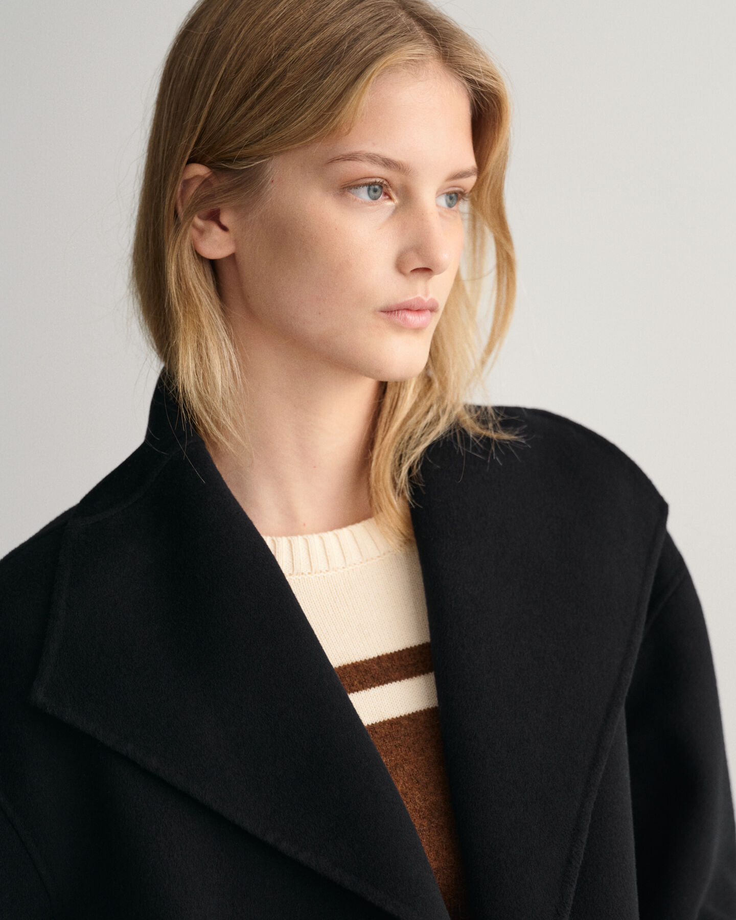 Met de hand gestikte jas met ceintuur