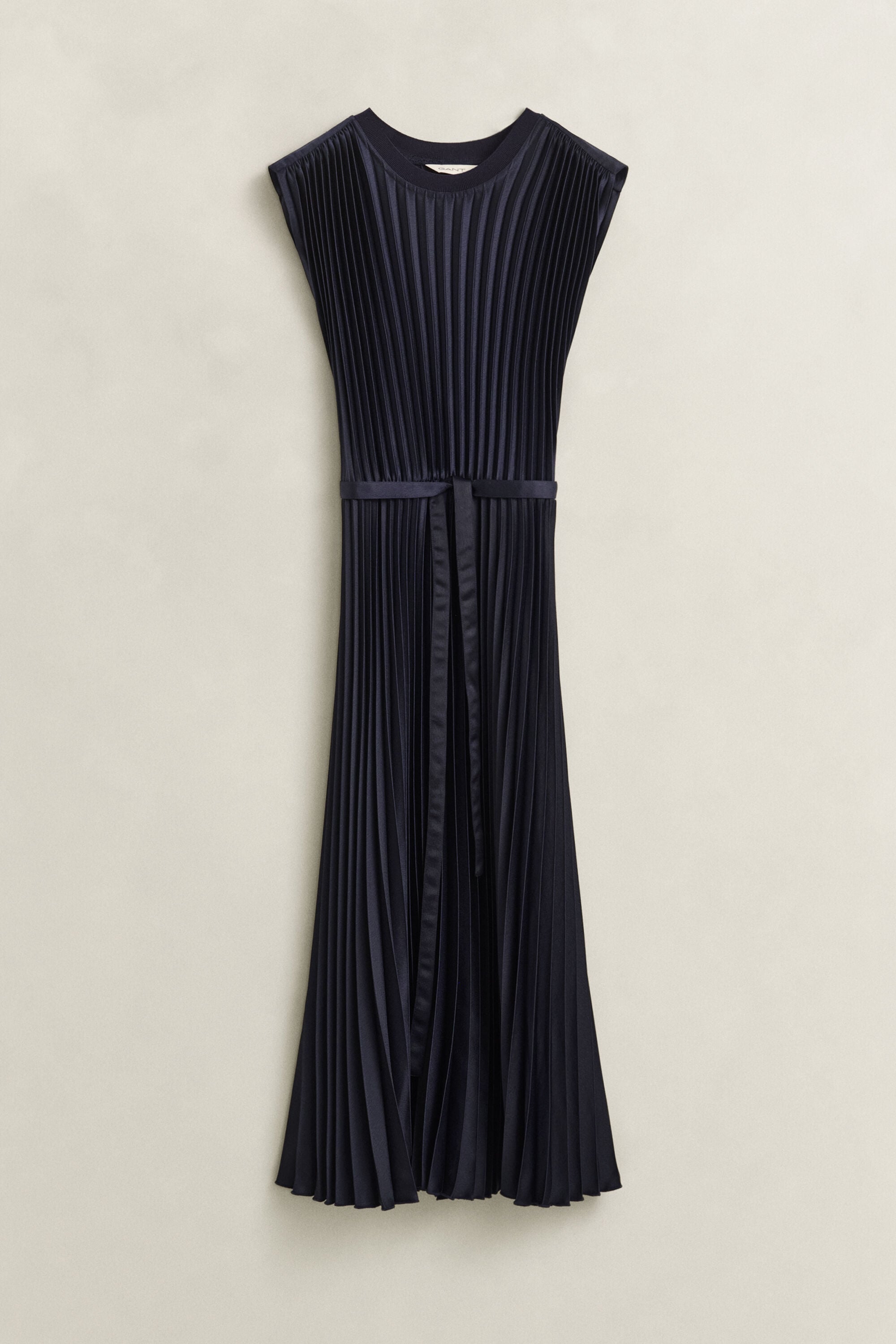 Robe plissée à ceinture.