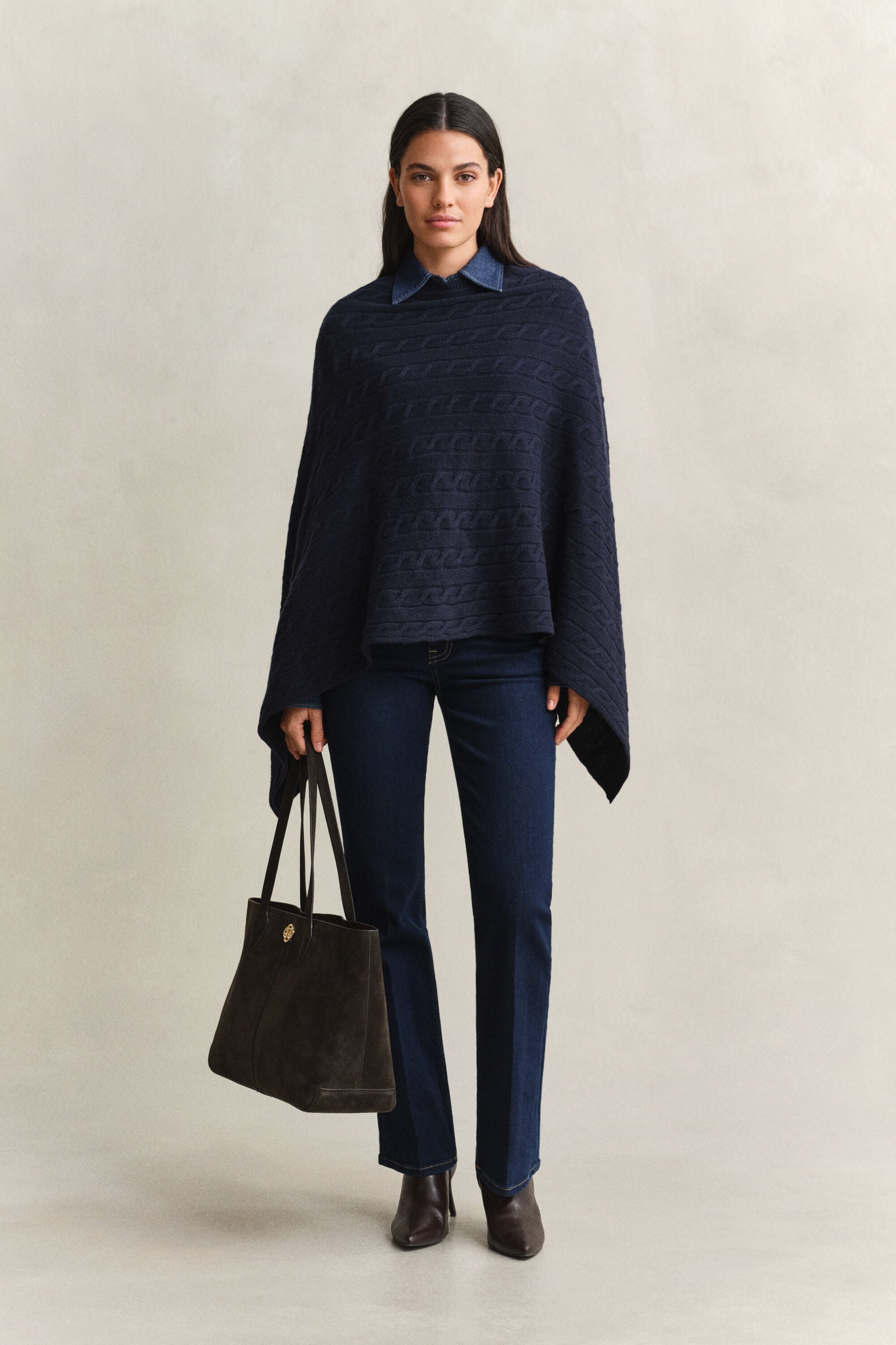 Wollen poncho met kabelpatroon